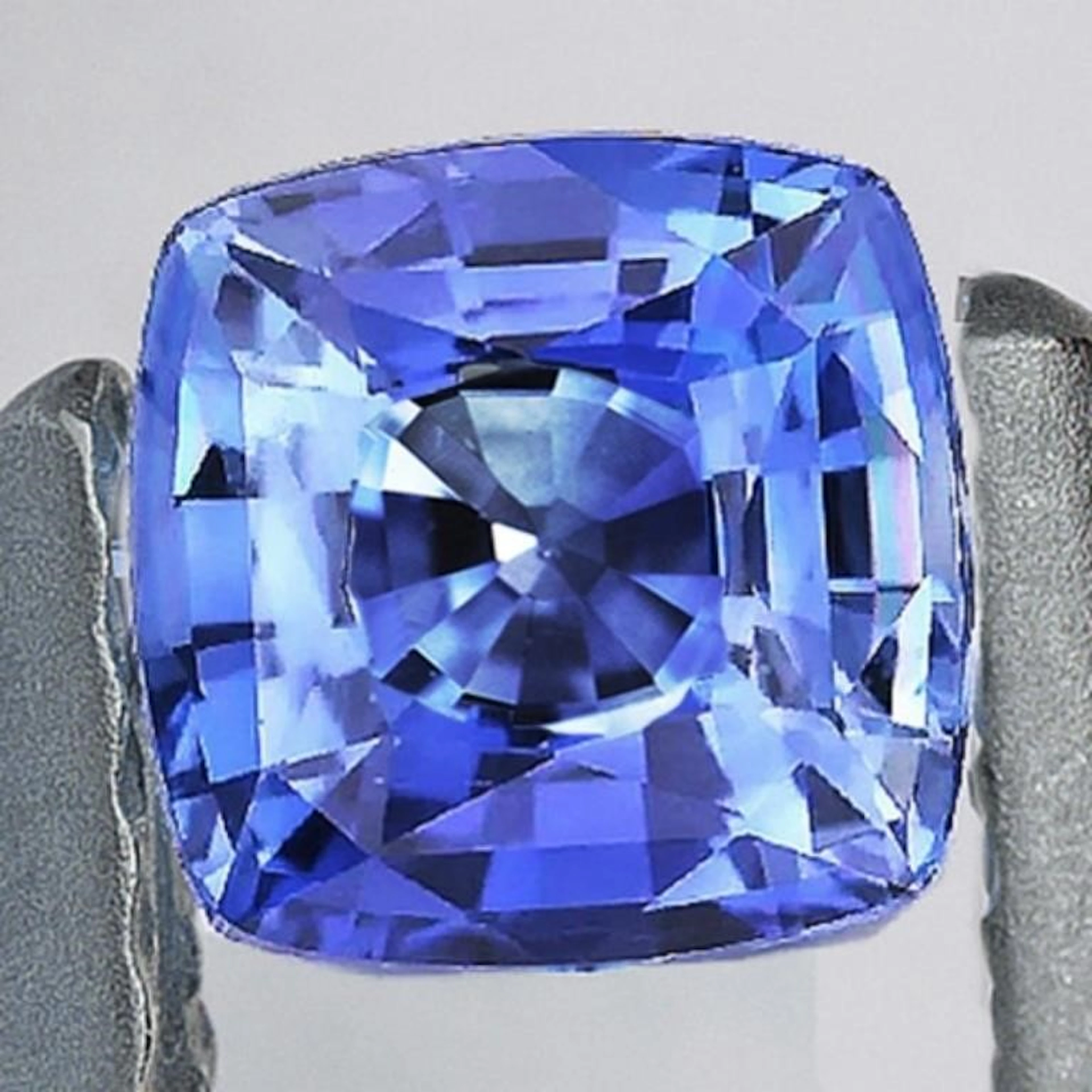 Natural Ceylon Blue Sapphire { Flawless-VVS }