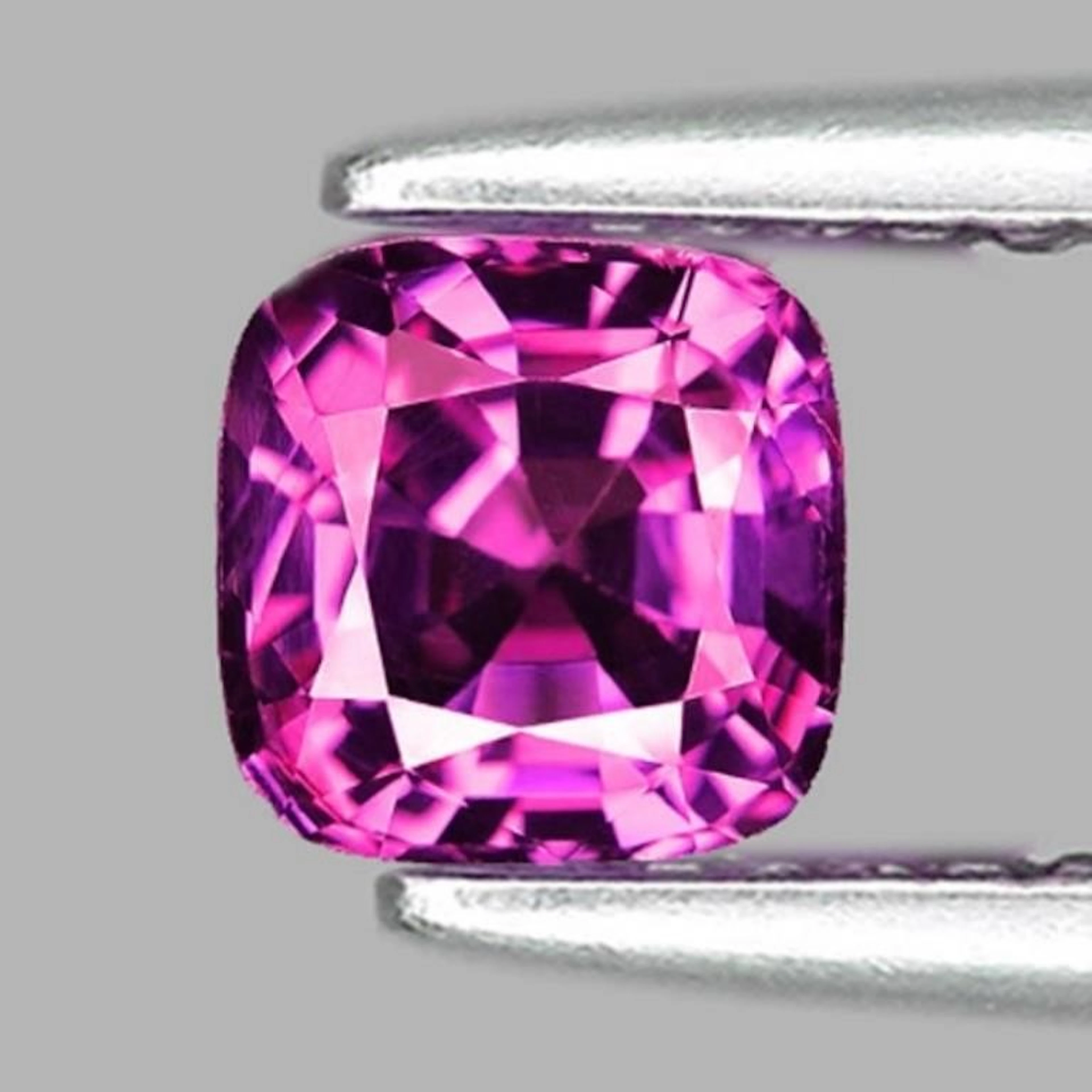 Natural Cushion Purple Pink Sapphire [Flawless-VVS