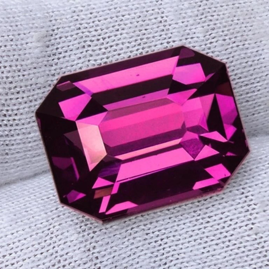 Natural Red Purple Spinel [Flawless-VVS]