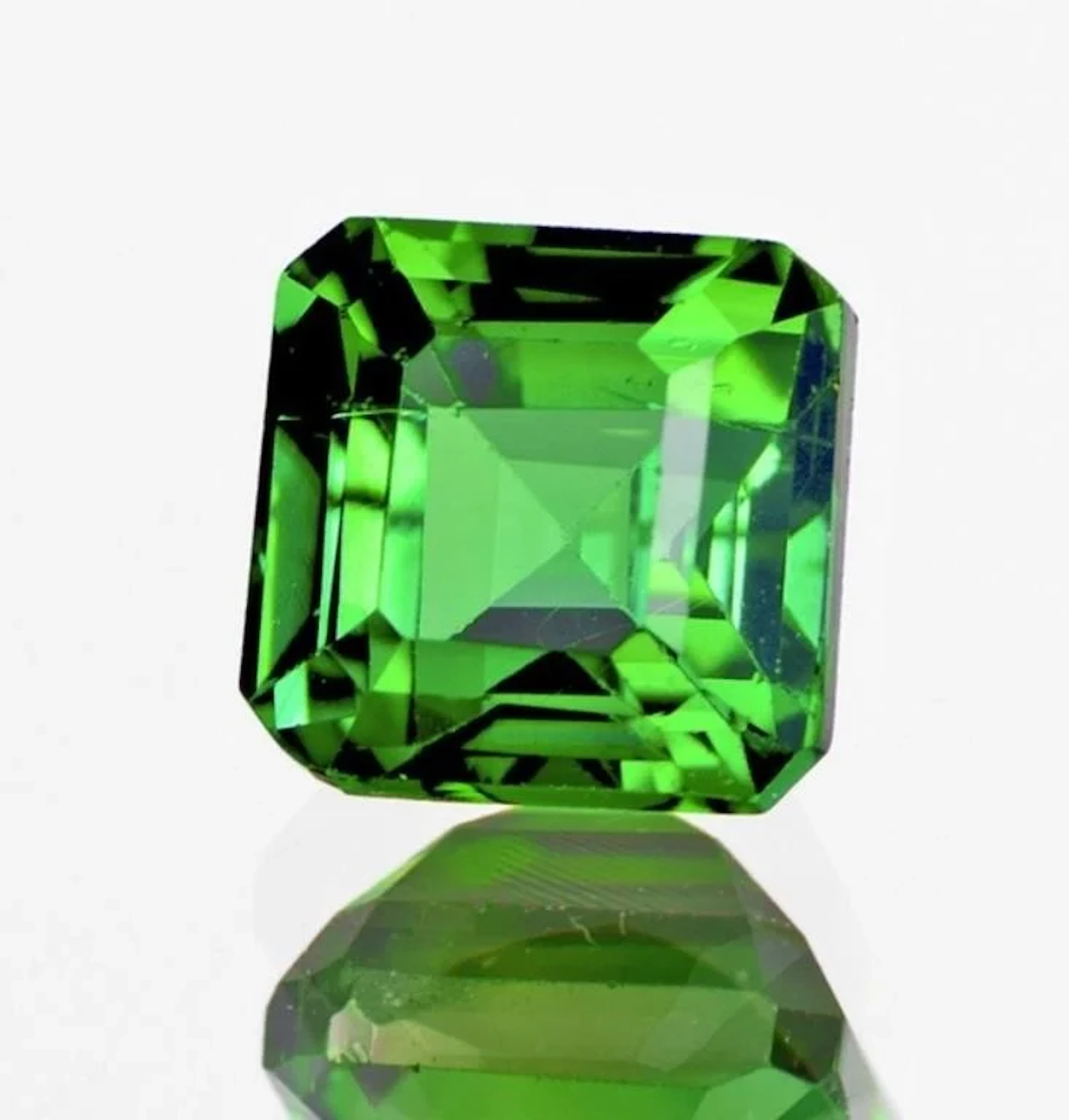 Natural Emerald Green Apatite [VVS]