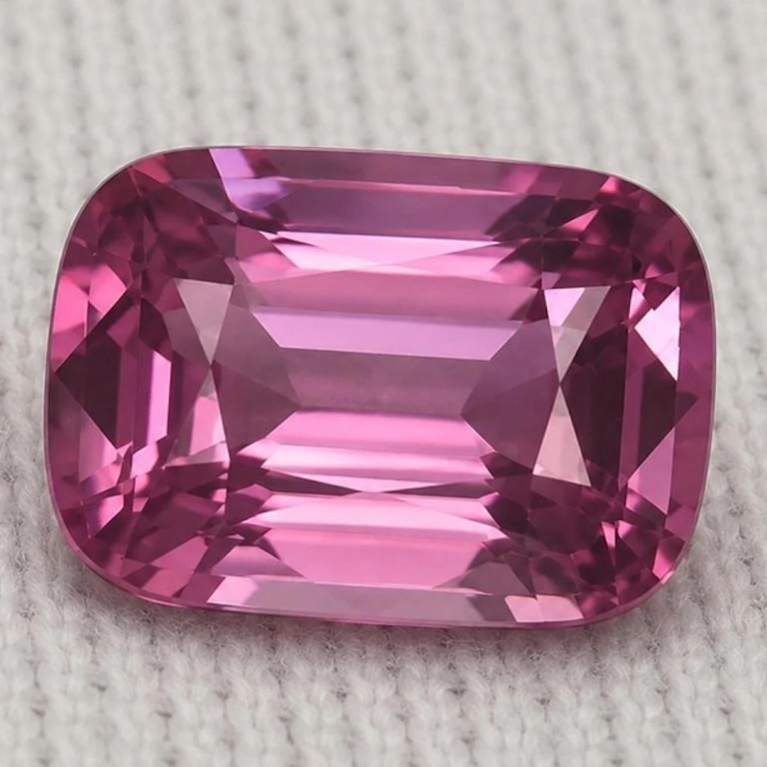 Natural Cushion Pink Spinel [Flawless-VVS]