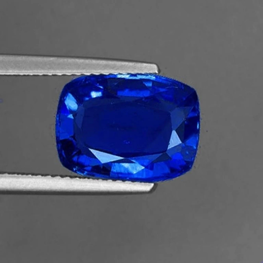 Natural Royal Blue Sapphire [Flawless-VVS]