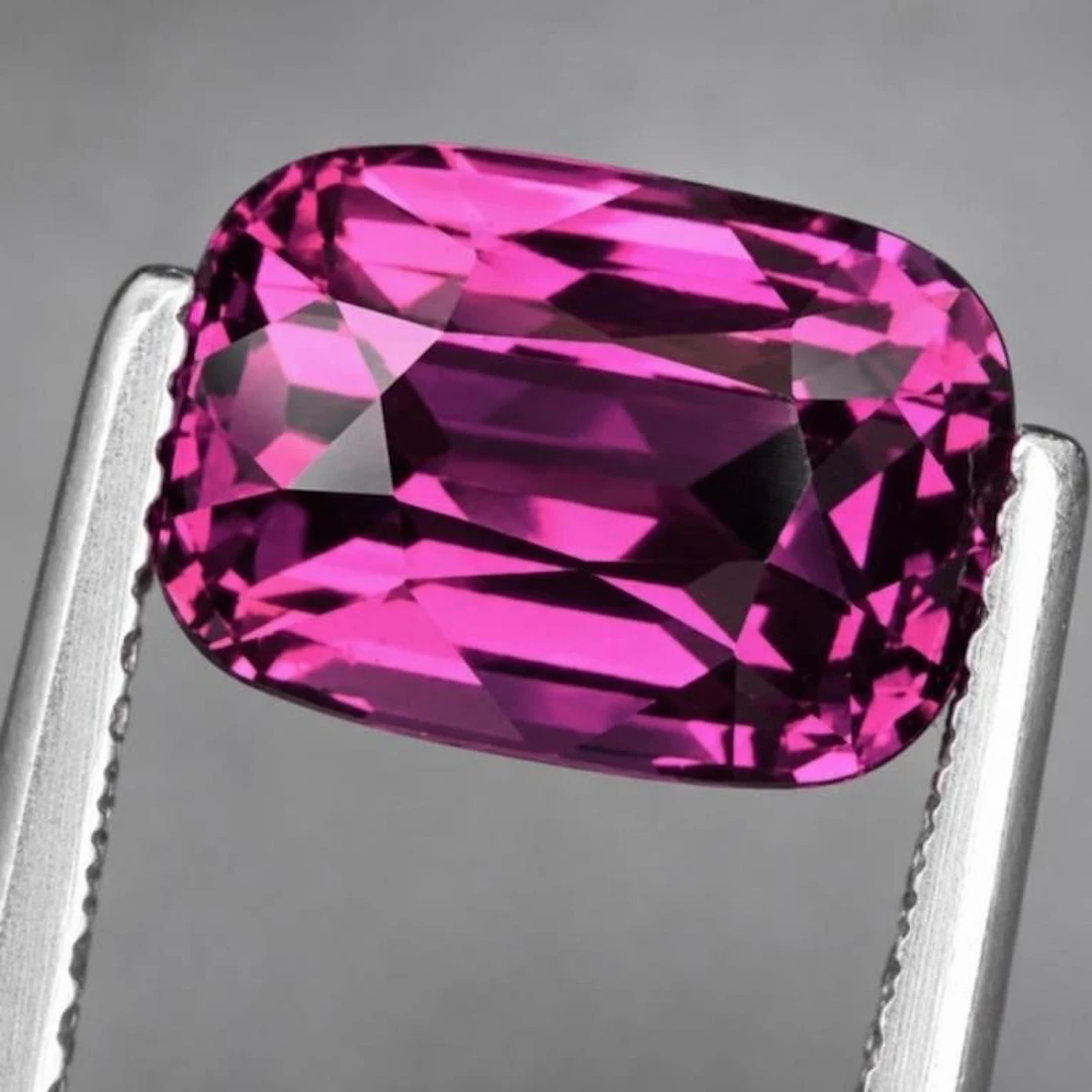 Natural Magenta Pink Spinel [Flawless-VVS]