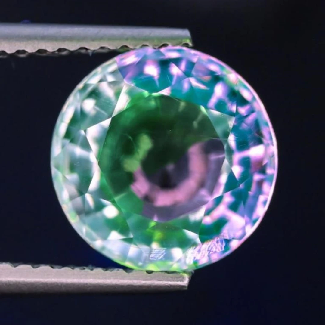 Natural Hyalite Opal (color change){VVS}