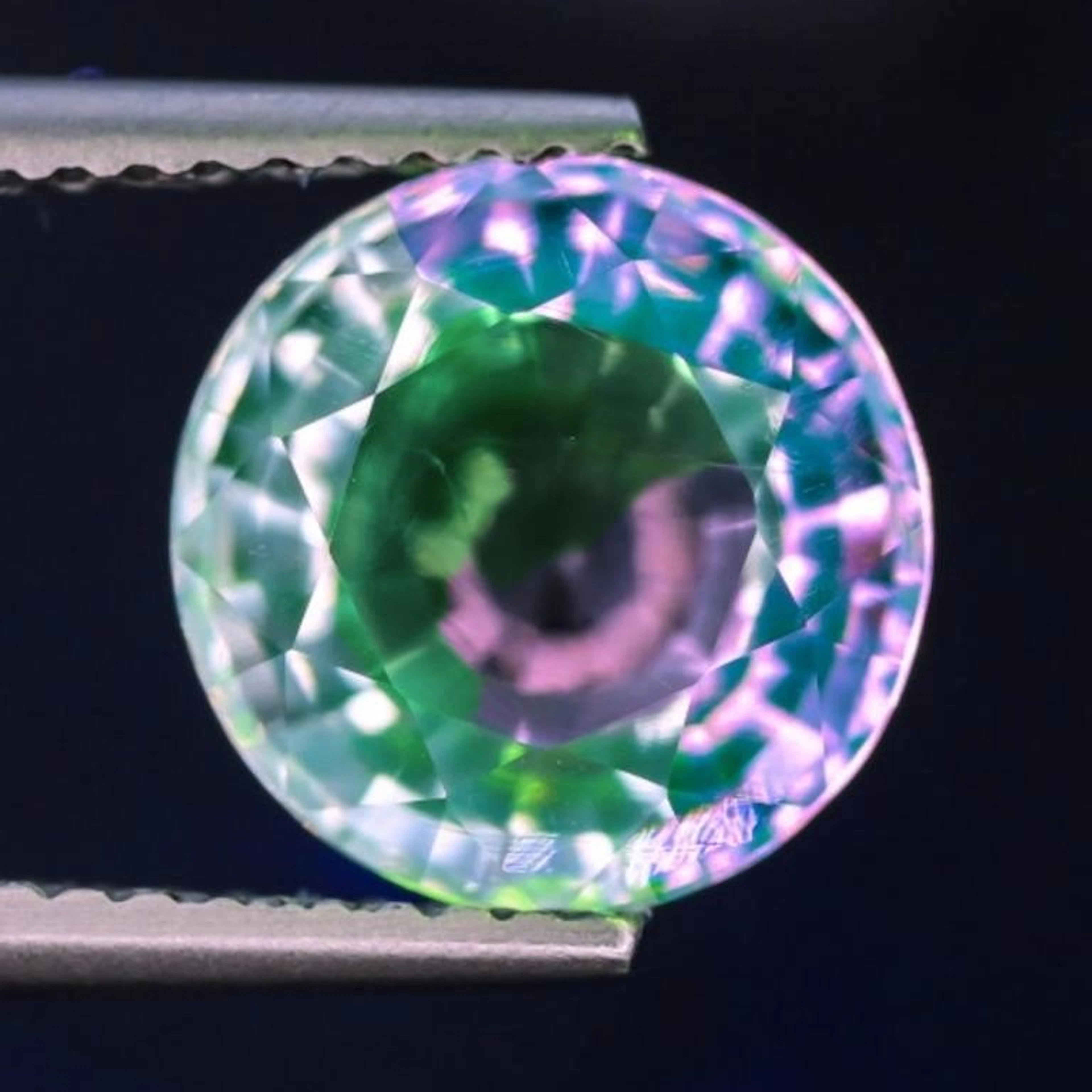 Natural Hyalite Opal (color change){VVS}