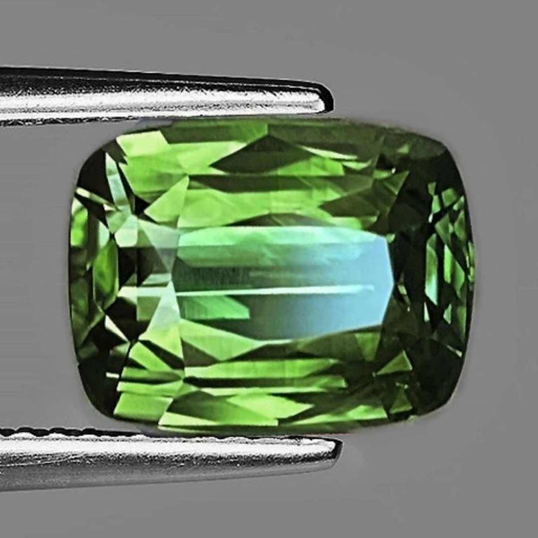 Natural Cushion Green Sapphire 2.90 Cts - VVS