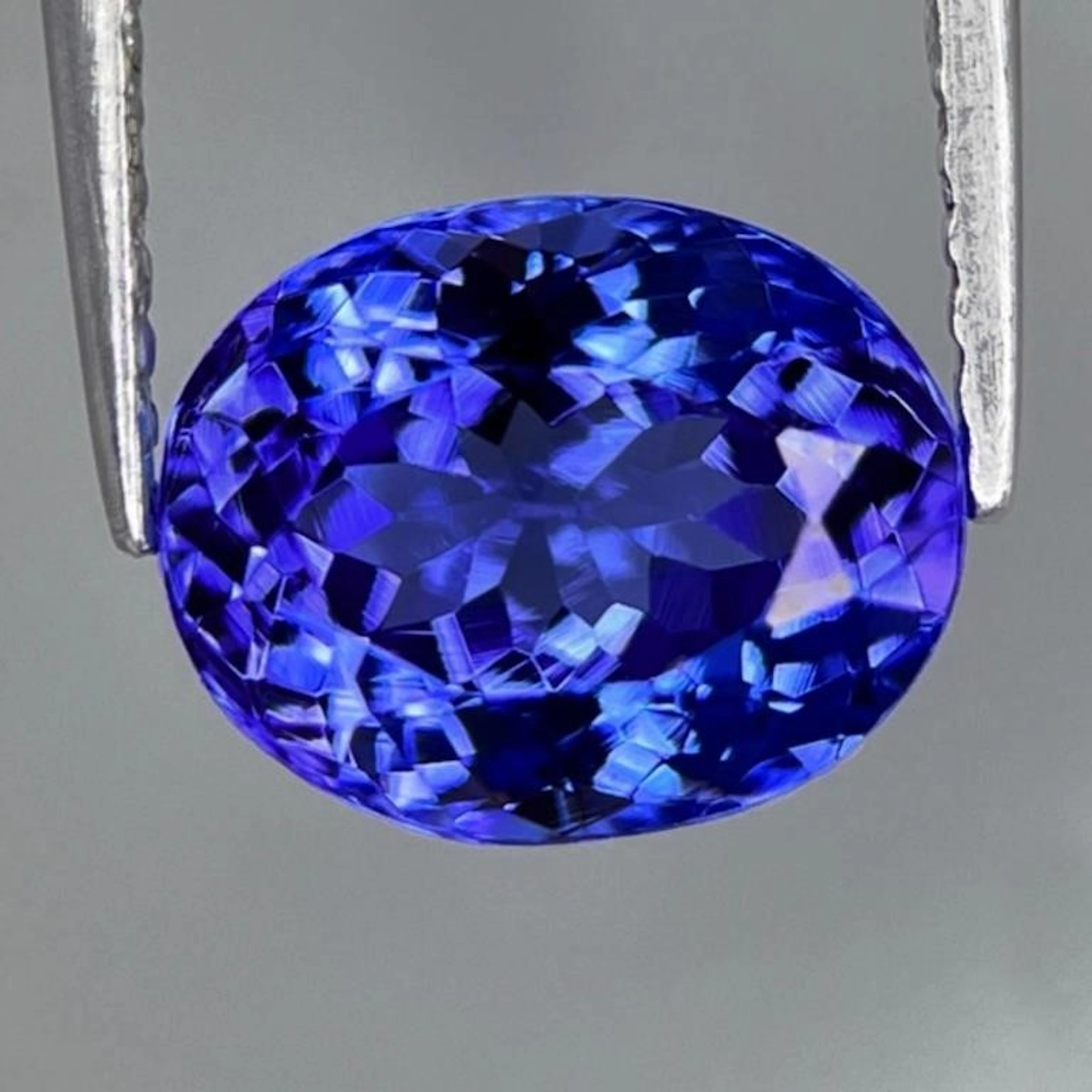 Natural Oval Purple Blue Tanzanite 2.68 Cts [VVS]