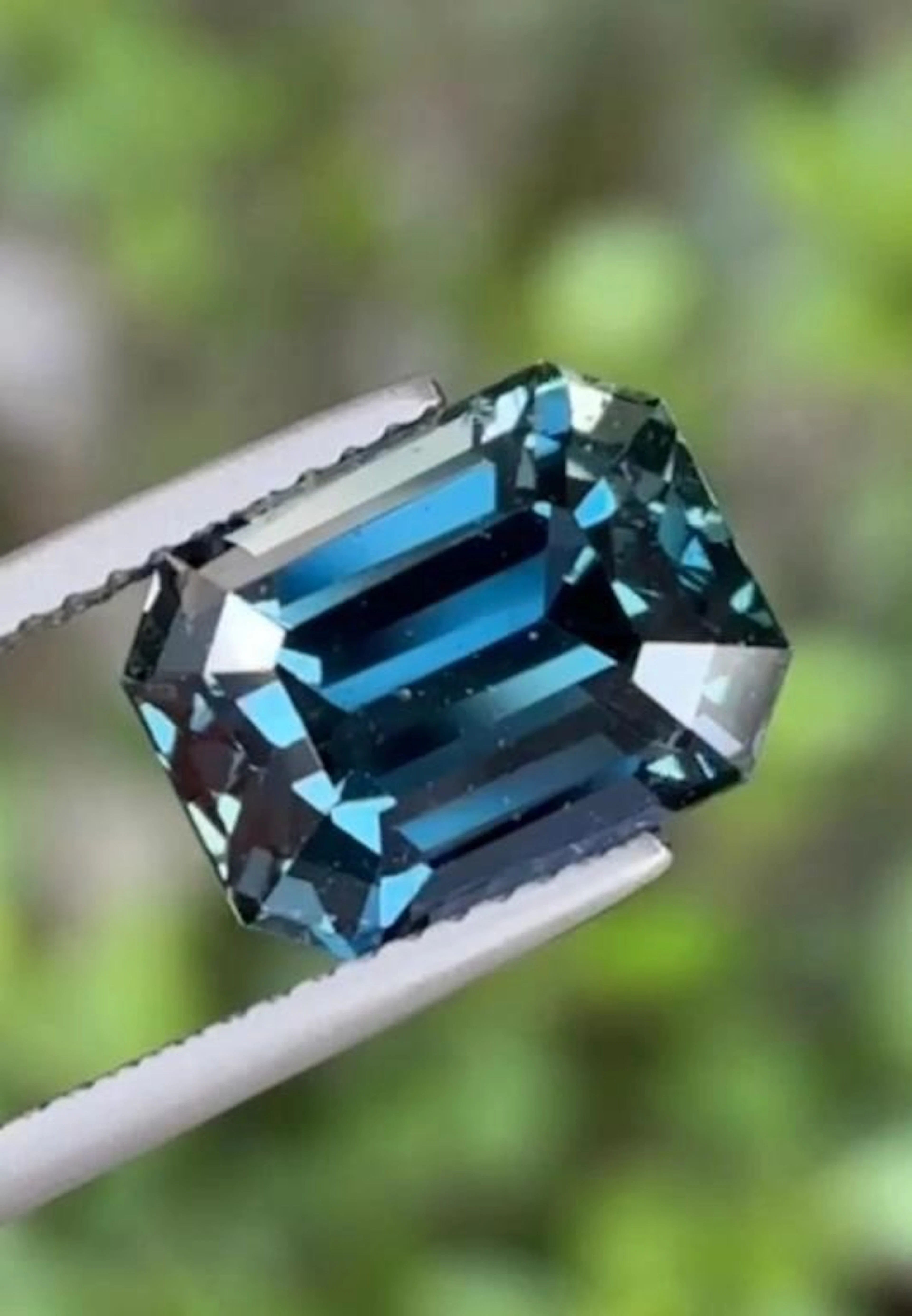 Natural Untreated Octagon Sapphire 6.04 Cts - Cert