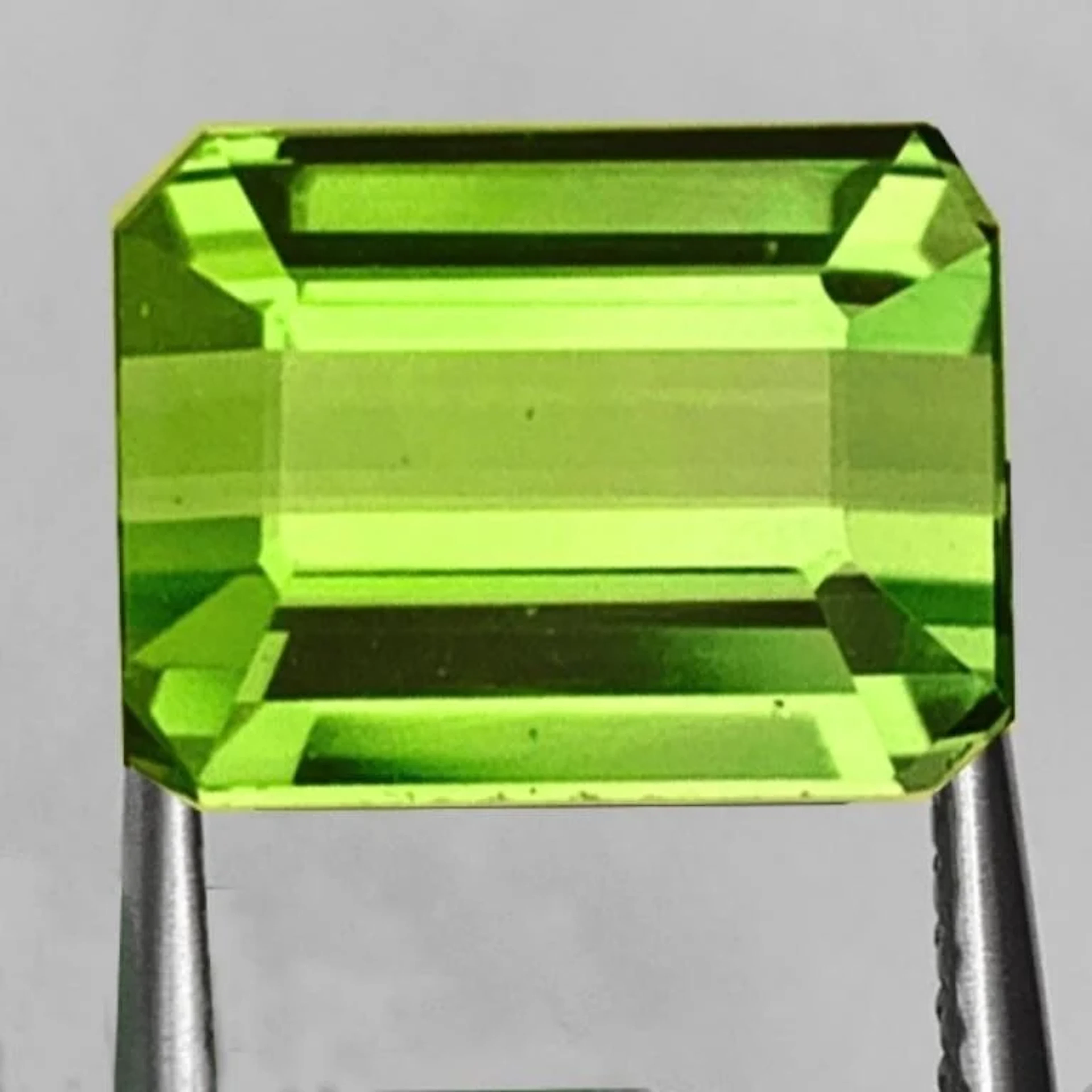 Natural Apple Green Tourmaline {Flawless-VVS}
