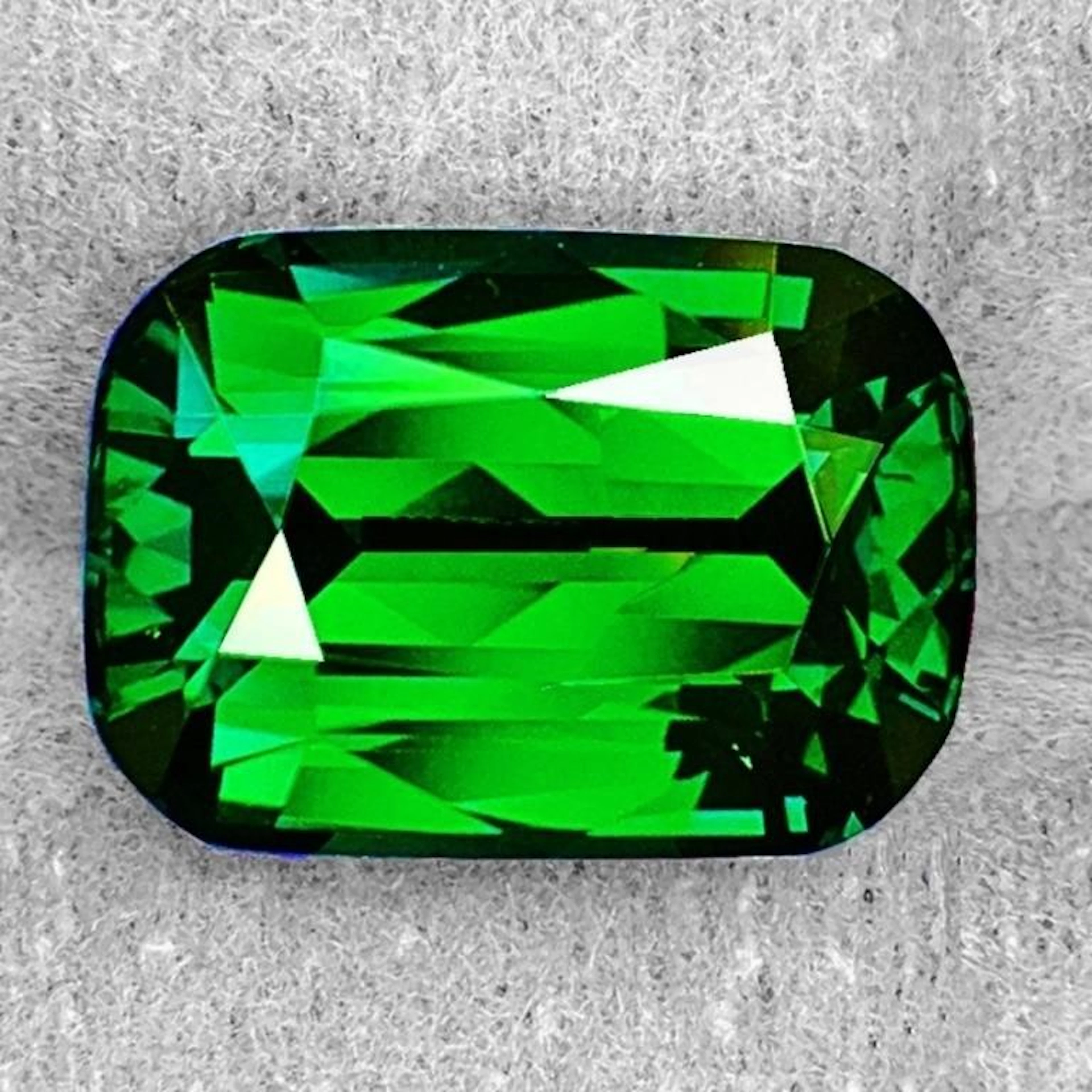 Natural Green Tsavorite Garnet { VVS}
