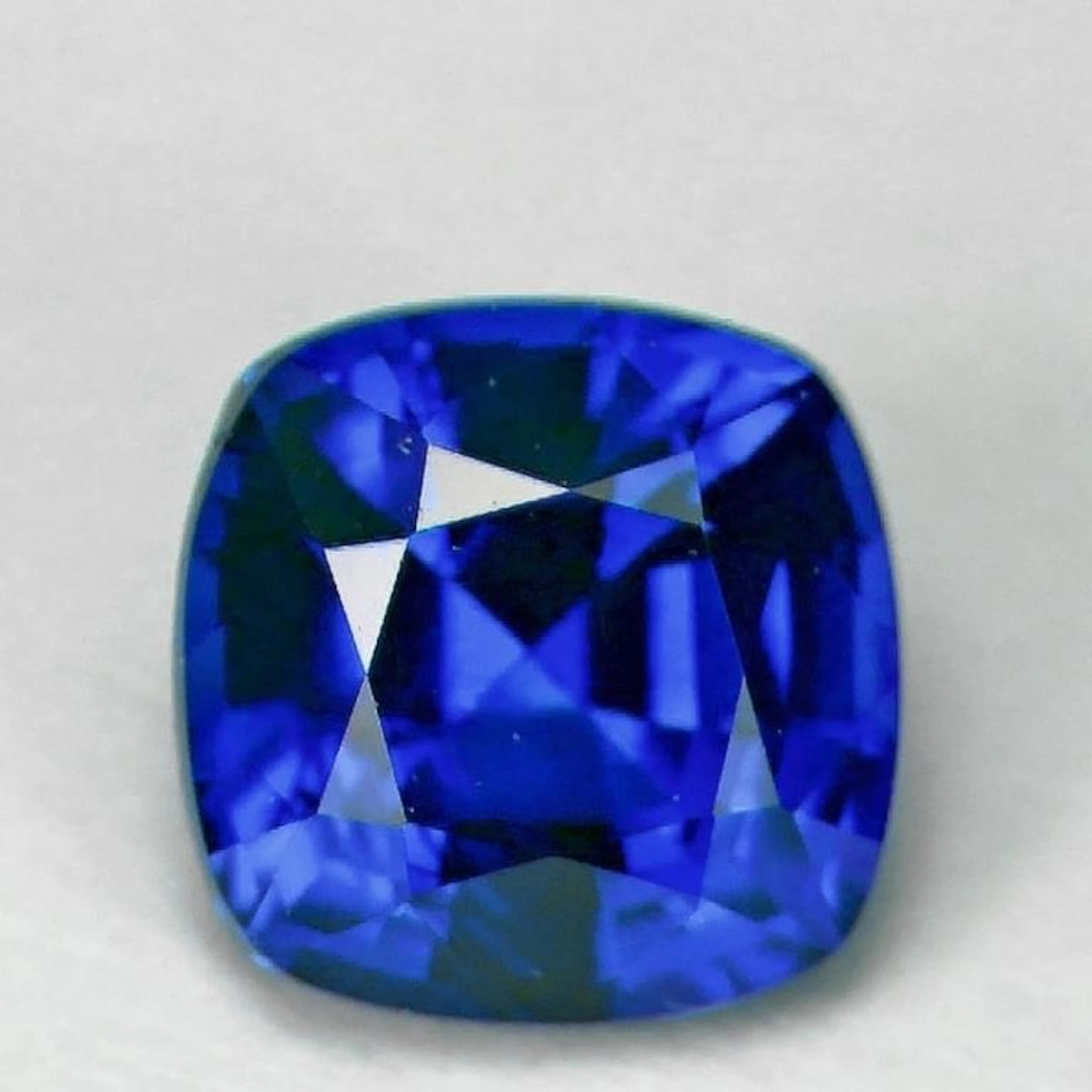 Natural Royal Blue Sapphire [Flawless-VVS]