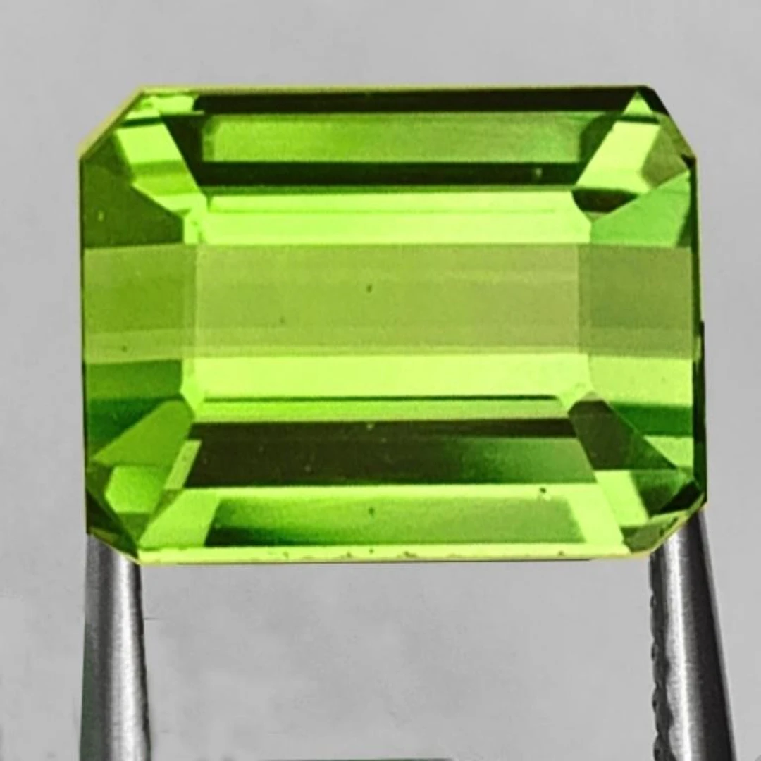 Natural Apple Green Tourmaline {Flawless-VVS}