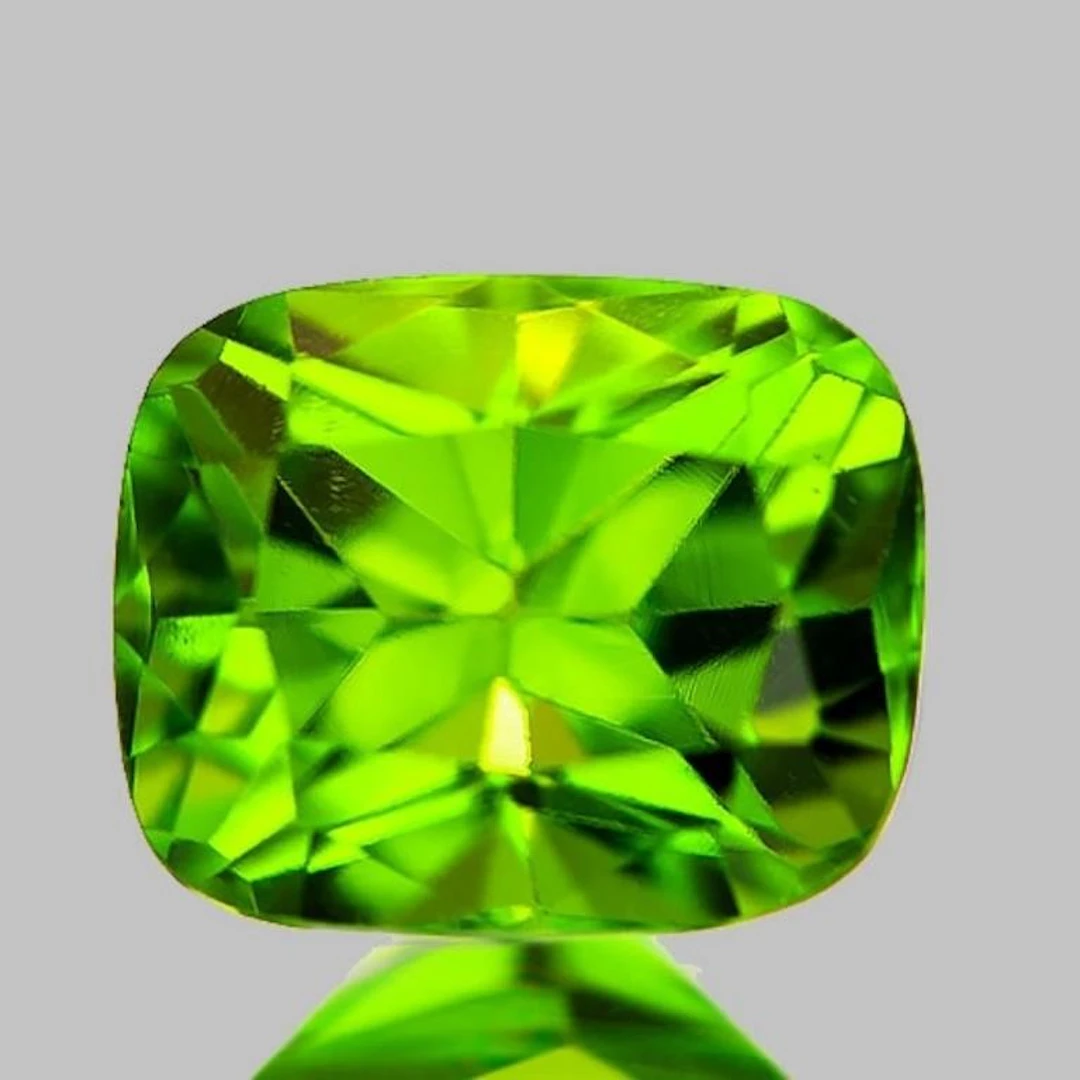 Natural Cushion Green Peridot 7.080 Cts [VVS]