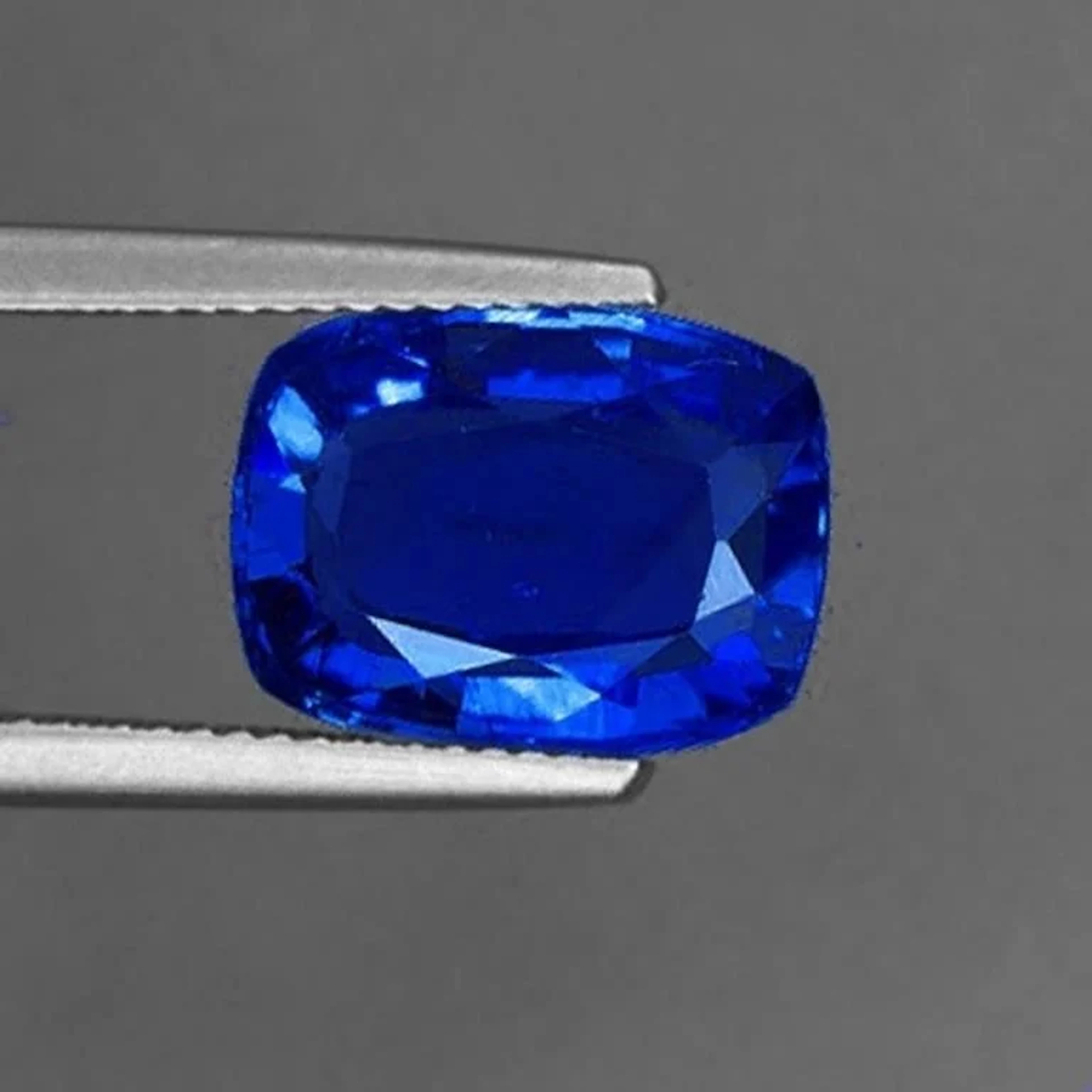 Natural Royal Blue Sapphire [Flawless-VVS]
