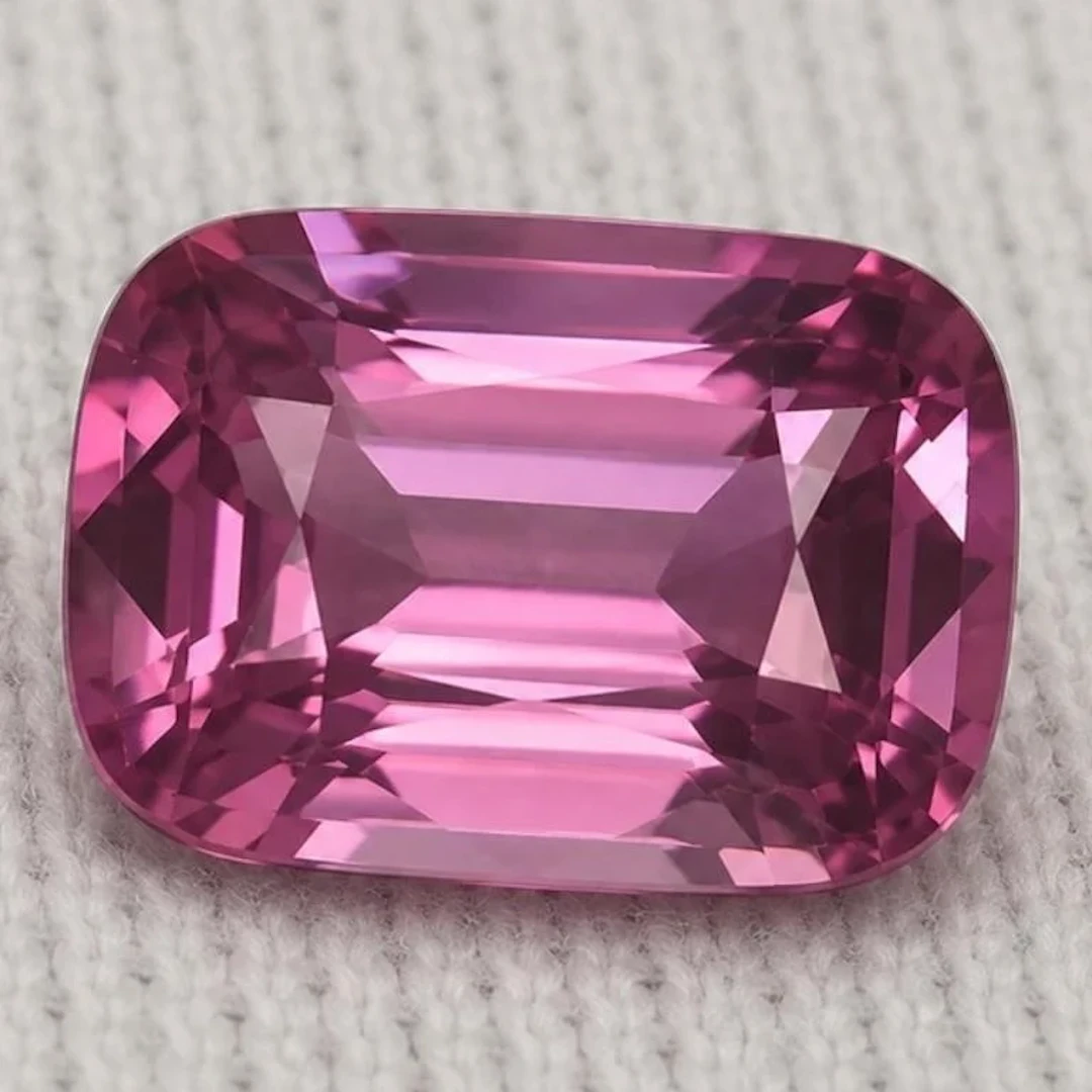 Natural Cushion Pink Spinel [Flawless-VVS]