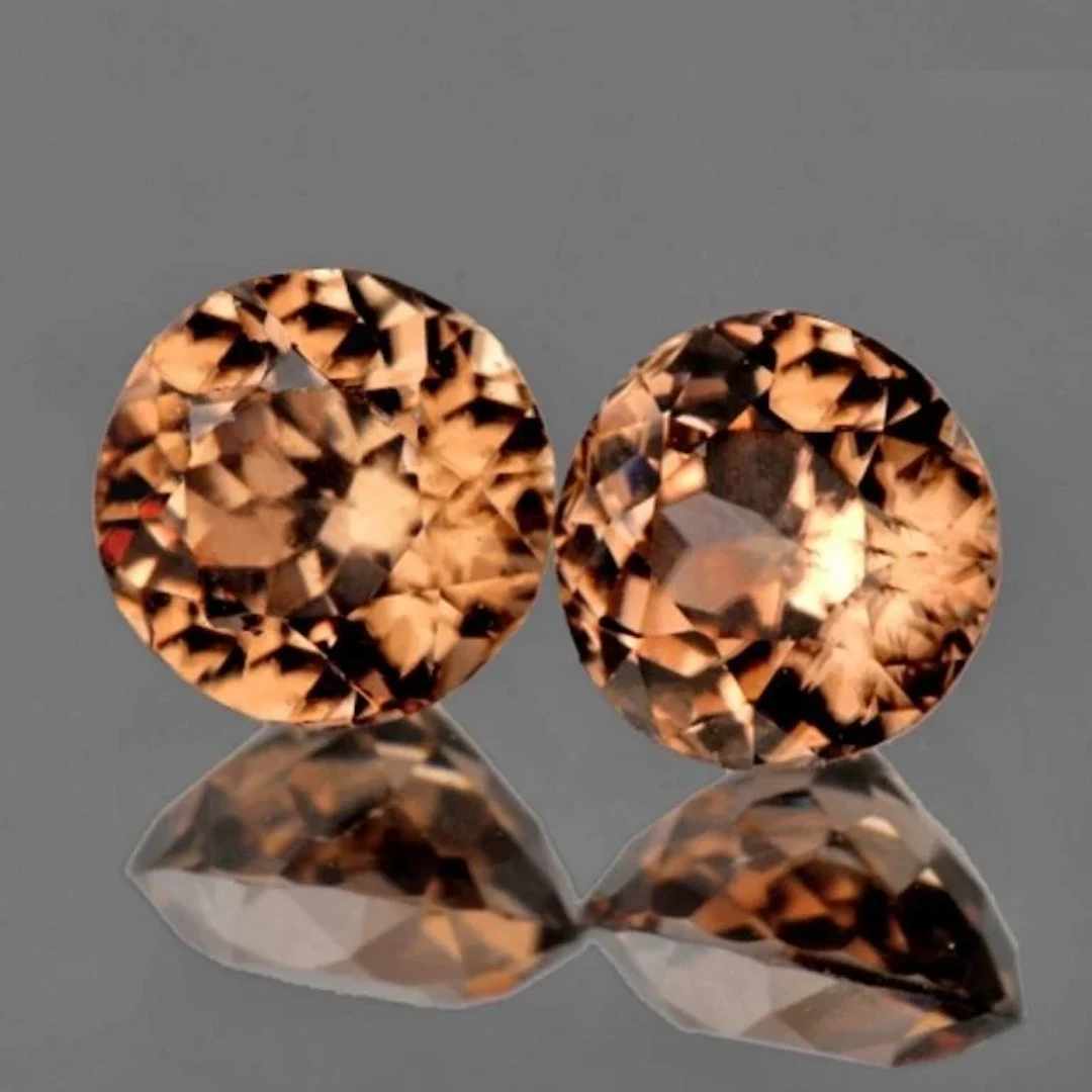 Natural Rare Color Change Garnet (Flawless-VVS)