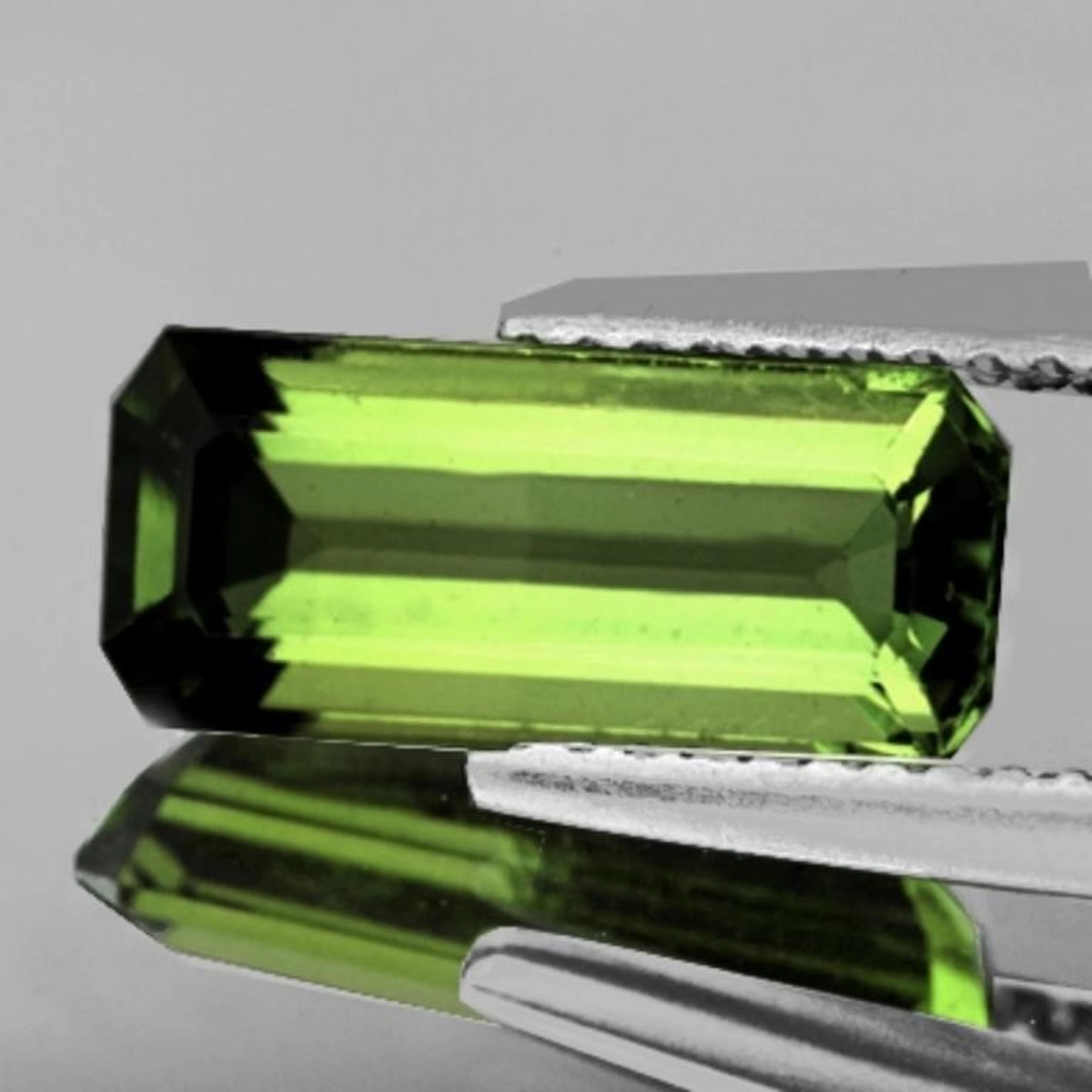 Natural Green Sapphire 1.10 Cts {Flawless-VVS}