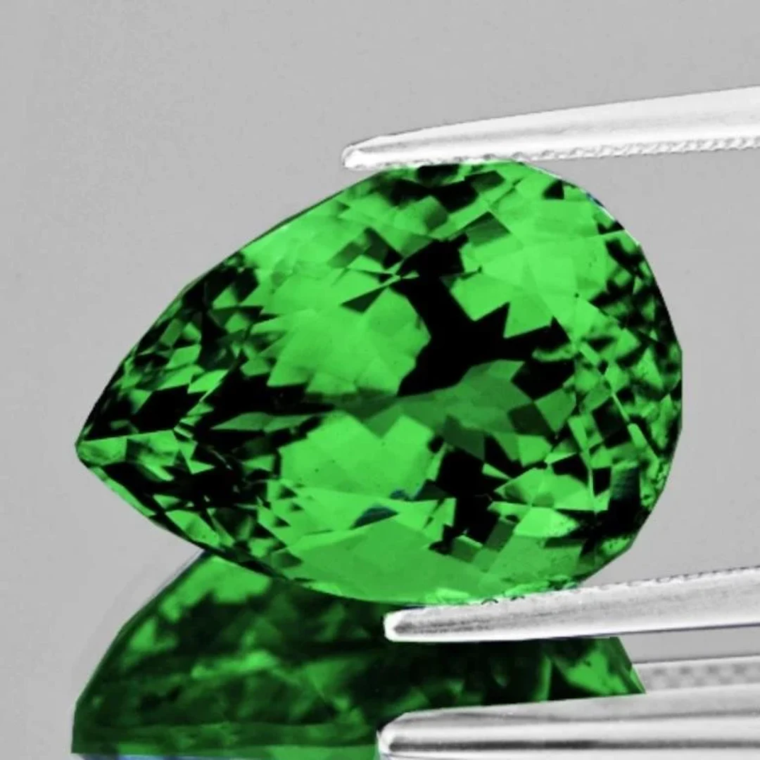 Natural Intense Green Apatite {Flawless-VVS}