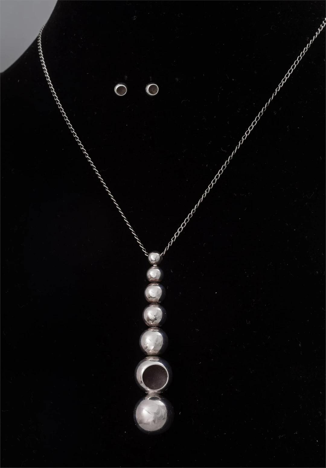 Jaqueline Rabun (1961-) for Georg Jensen Ørepynt og anheng med kjede - "Cave"