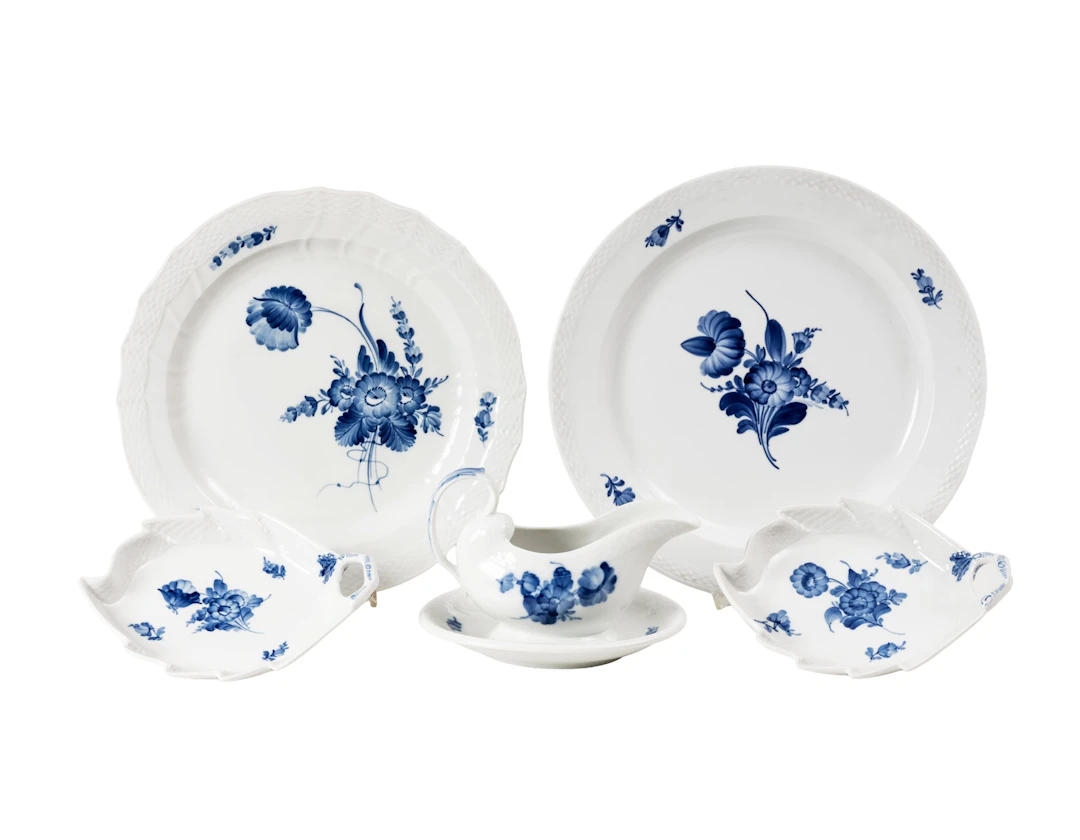 Royal Copenhagen / Kgl. dansk Serveringsfat og sausenebb - "Blå blomst"