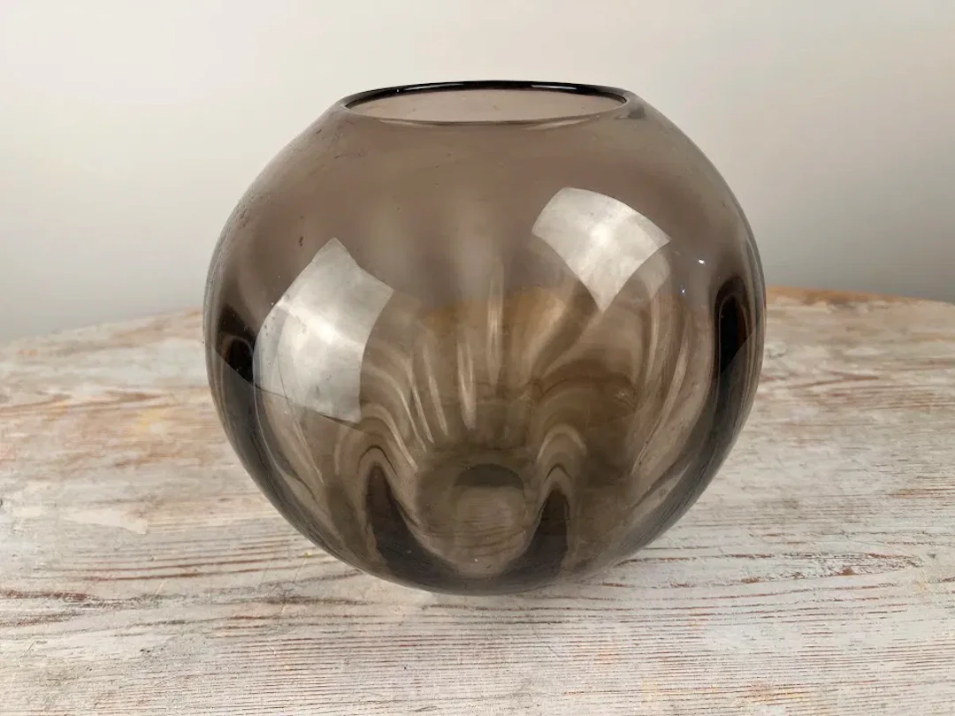 Vas rund rökfärgat glas