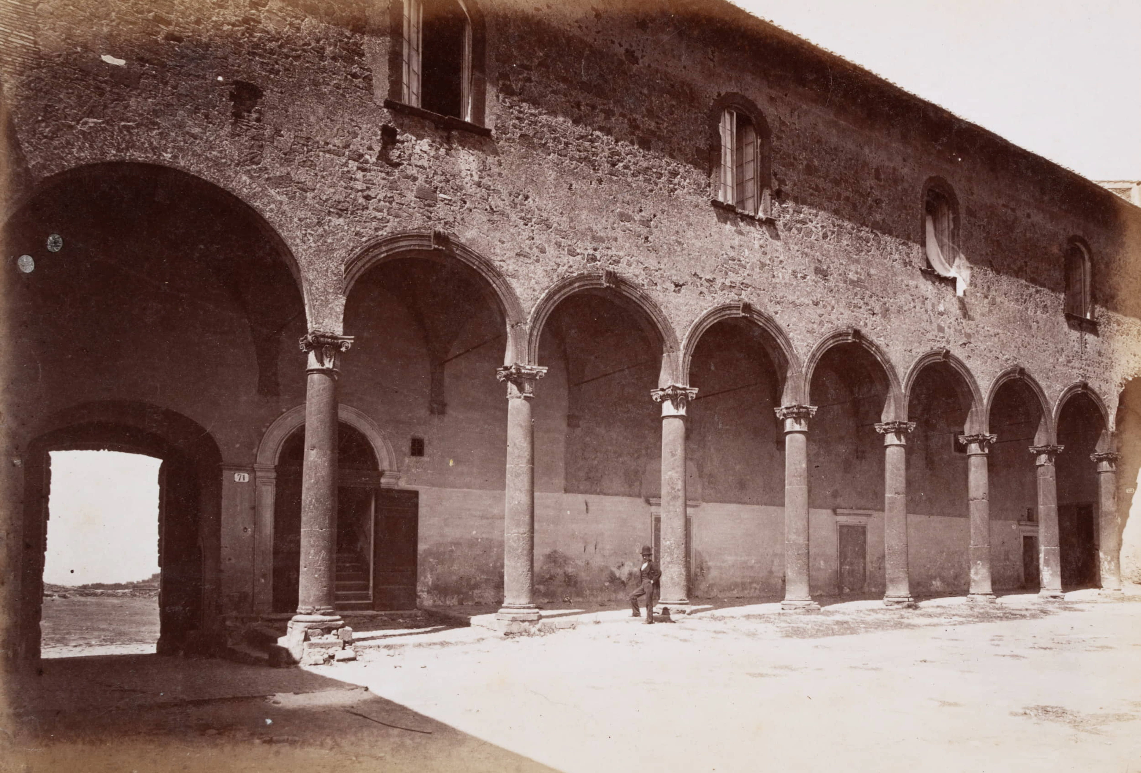 Klosterhof in Grottaferrata mit Säulengang | 48387