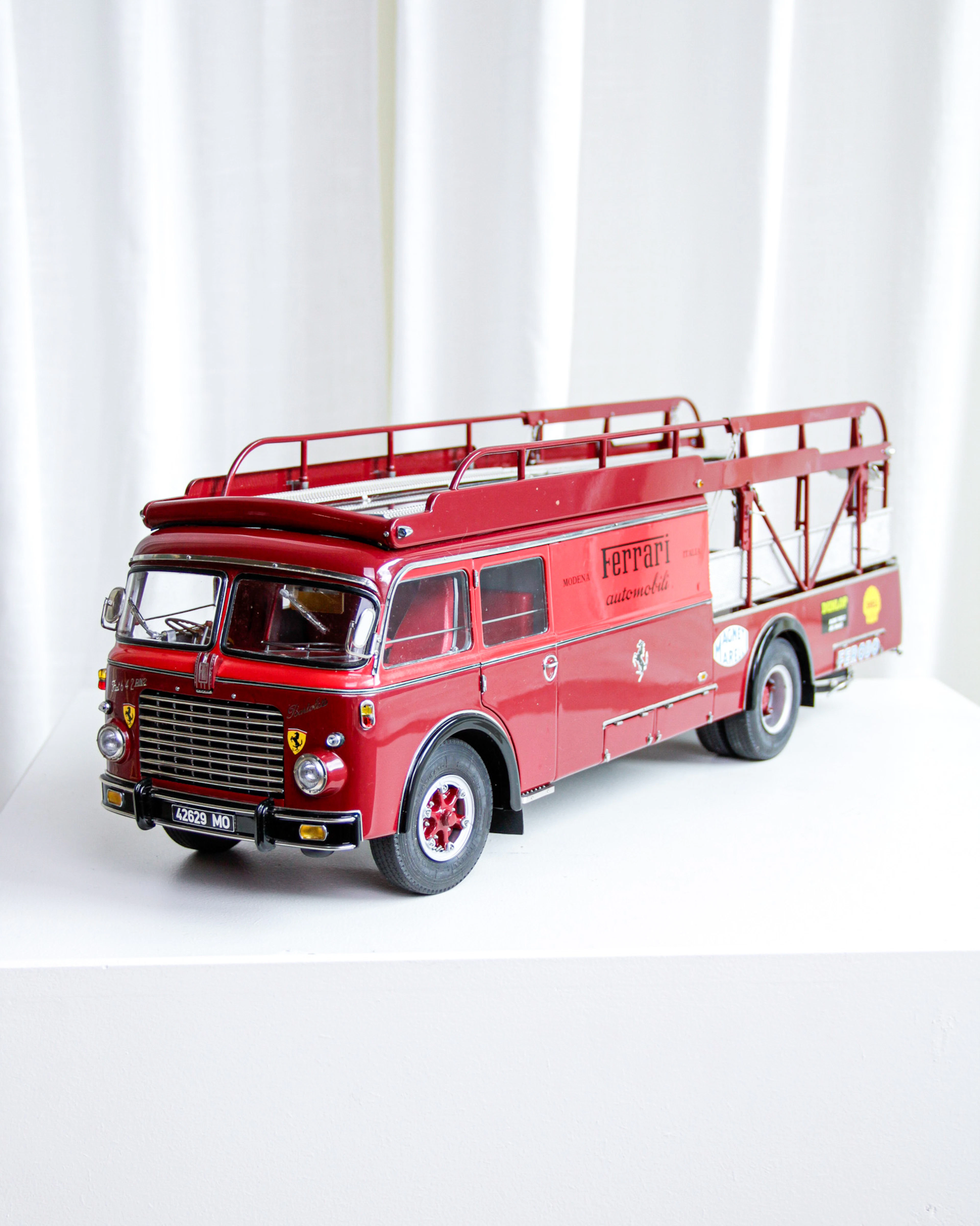 Modellbil, Fiat 642 RN2 Bartoletti Ferrari Racing Transporter, 1:18, CMC
