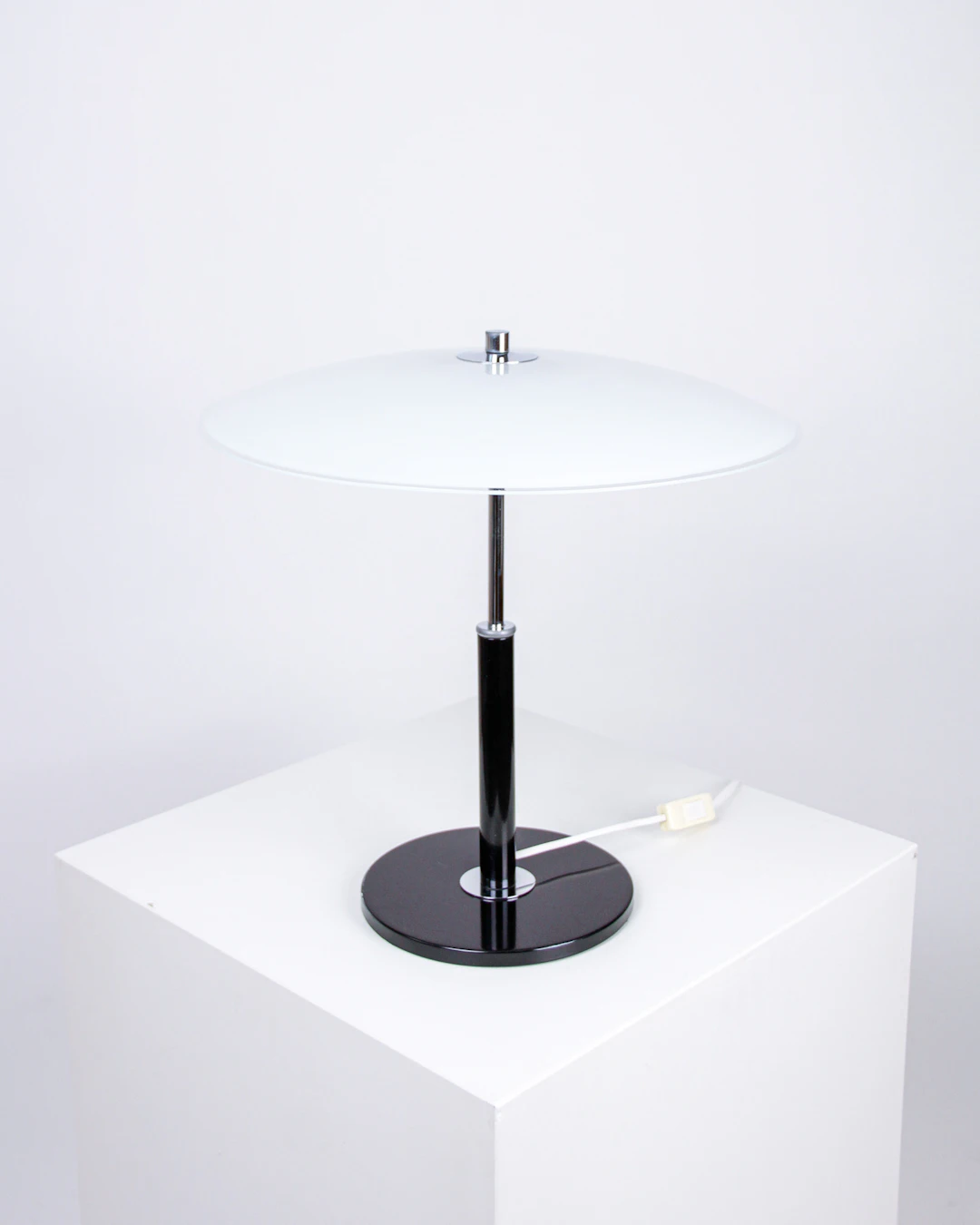 Bordslampa, Karin Mobring, glas och svartlackerad metall, IKEA, 1992