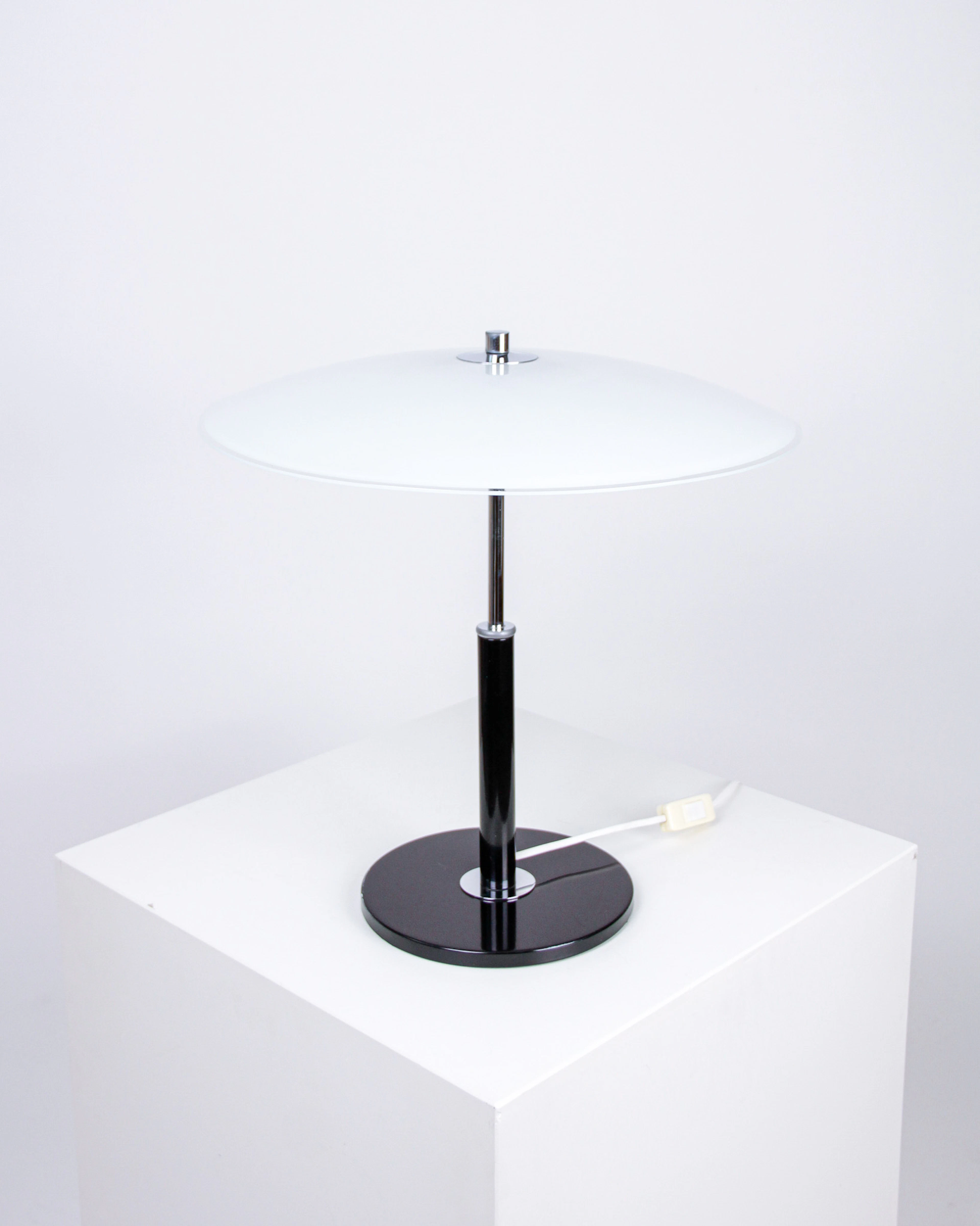 Bordslampa, Karin Mobring, glas och svartlackerad metall, IKEA, 1992