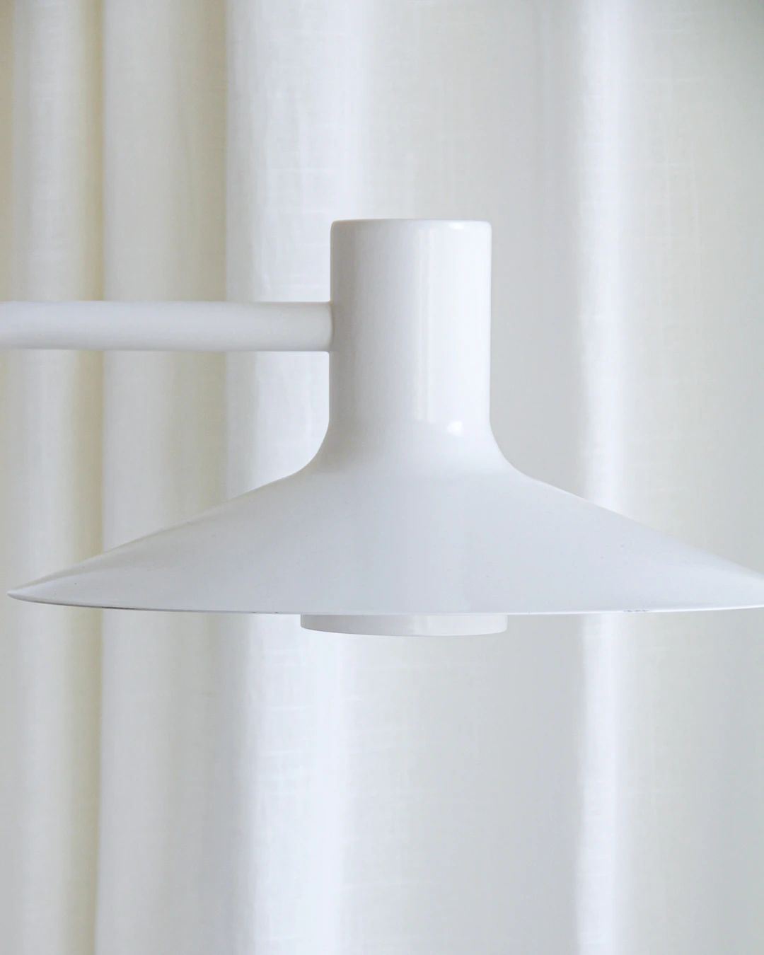Golvlampa, "Minneapolis", lackerad plåt, Friis & Moltke, Frandsen