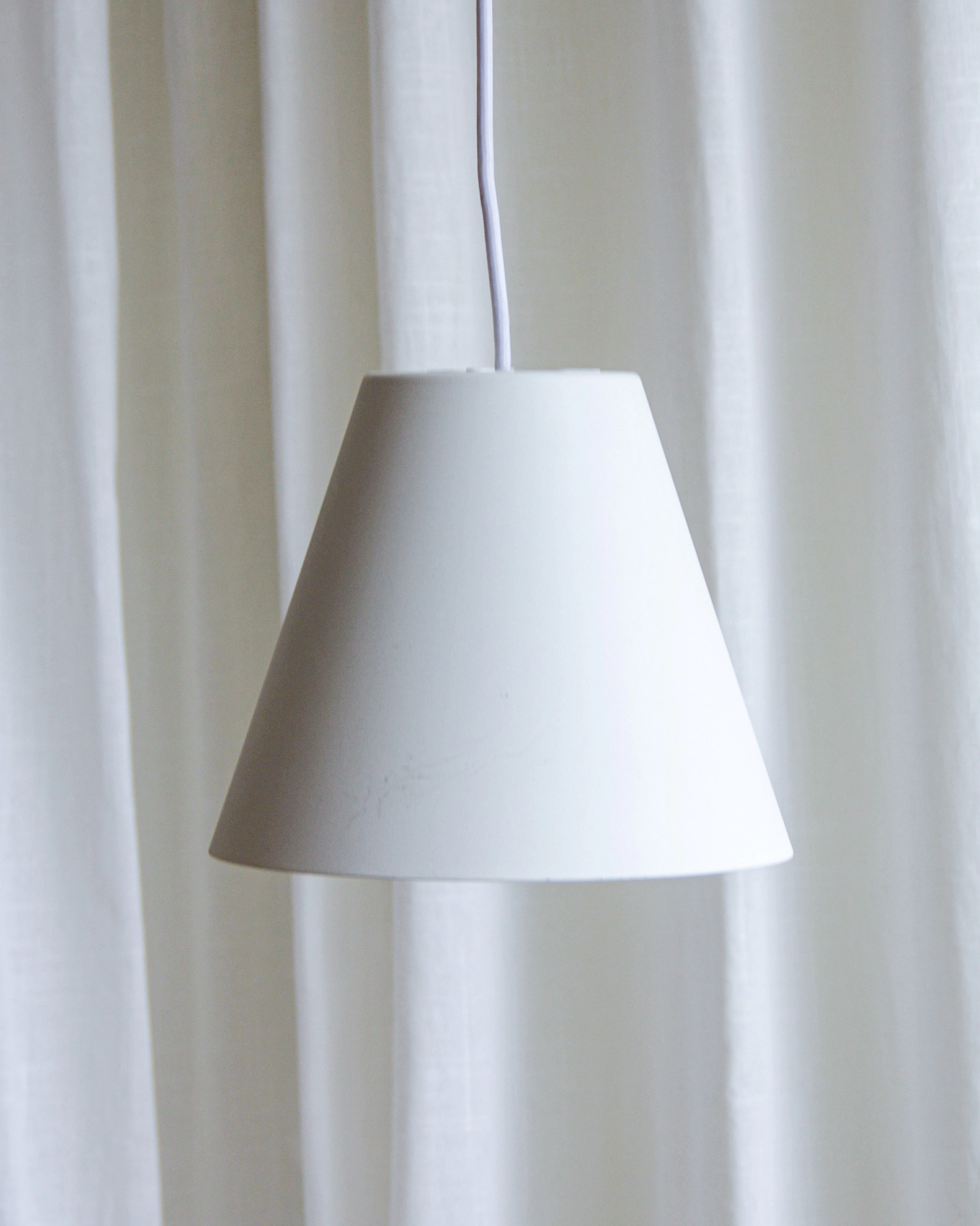 Taklampa, "Sinker Pendant Small", Mette och Rolf Hay, vit, Wrong for