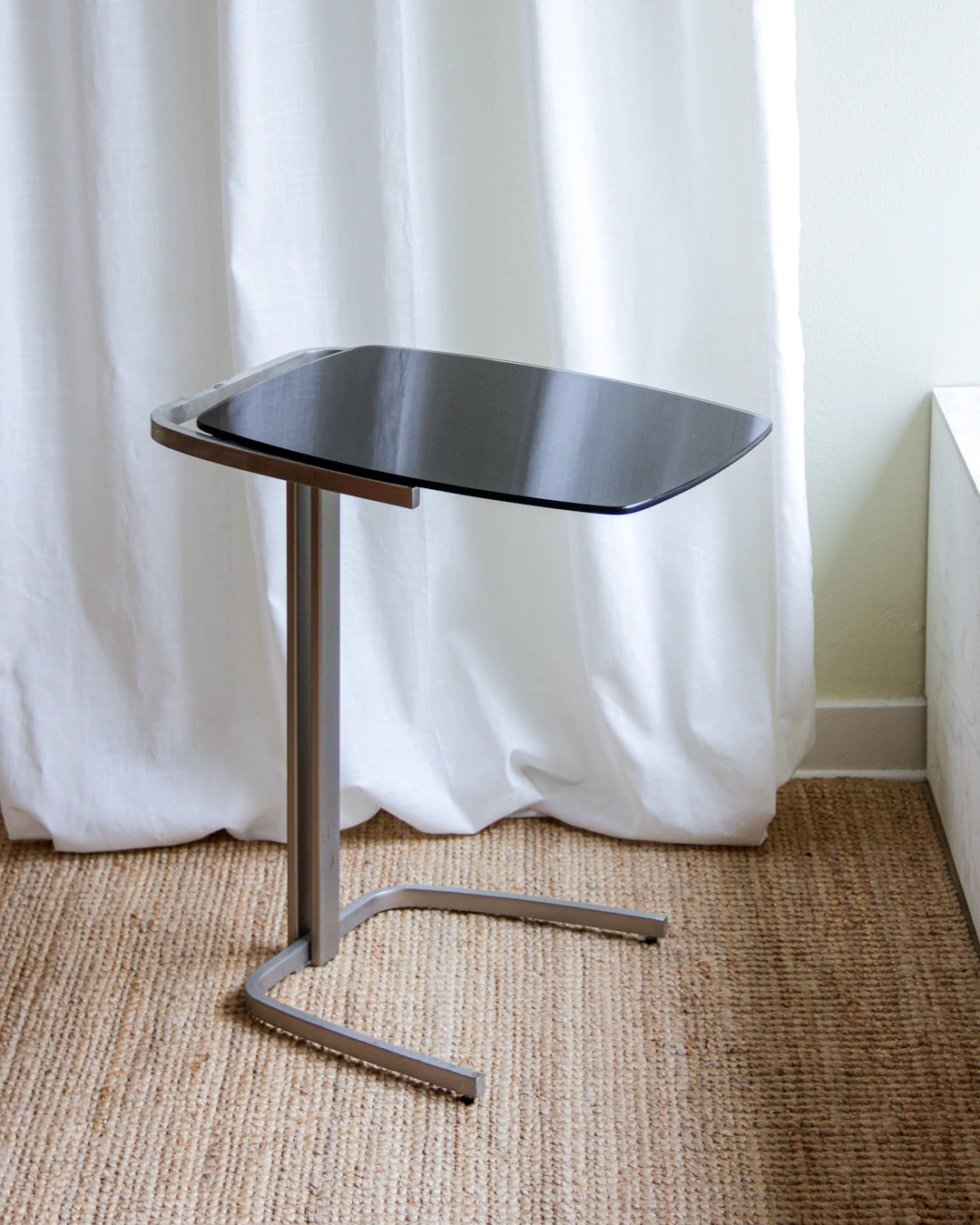 Sidobord, svart glas och borstad metall