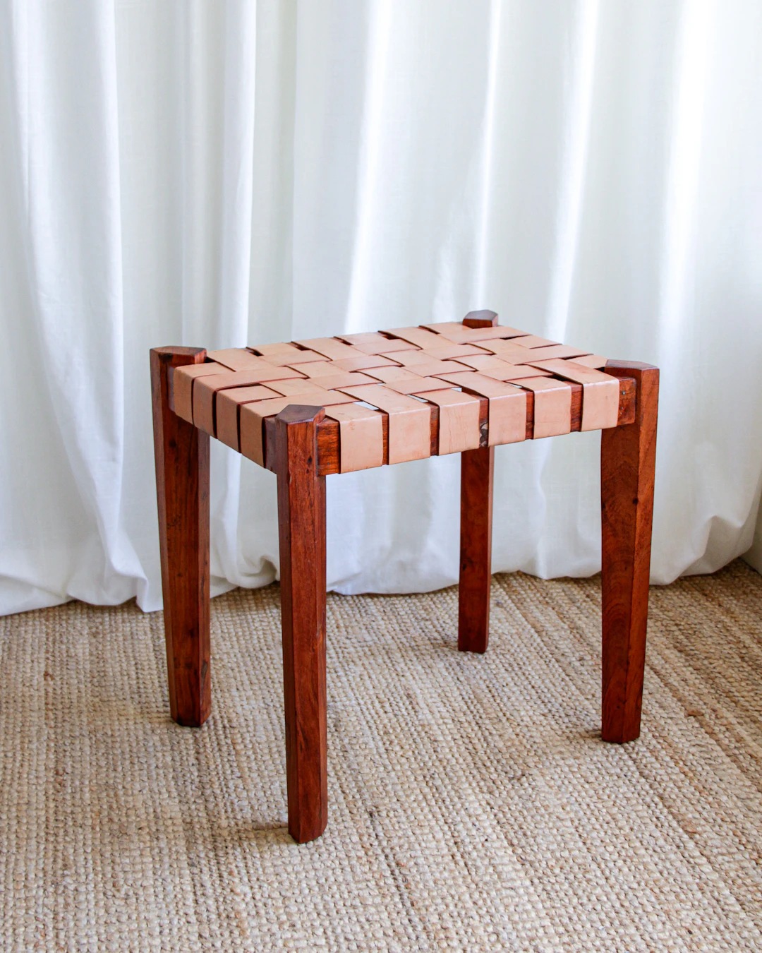 Pall, flätad lädersits och lackerad teak