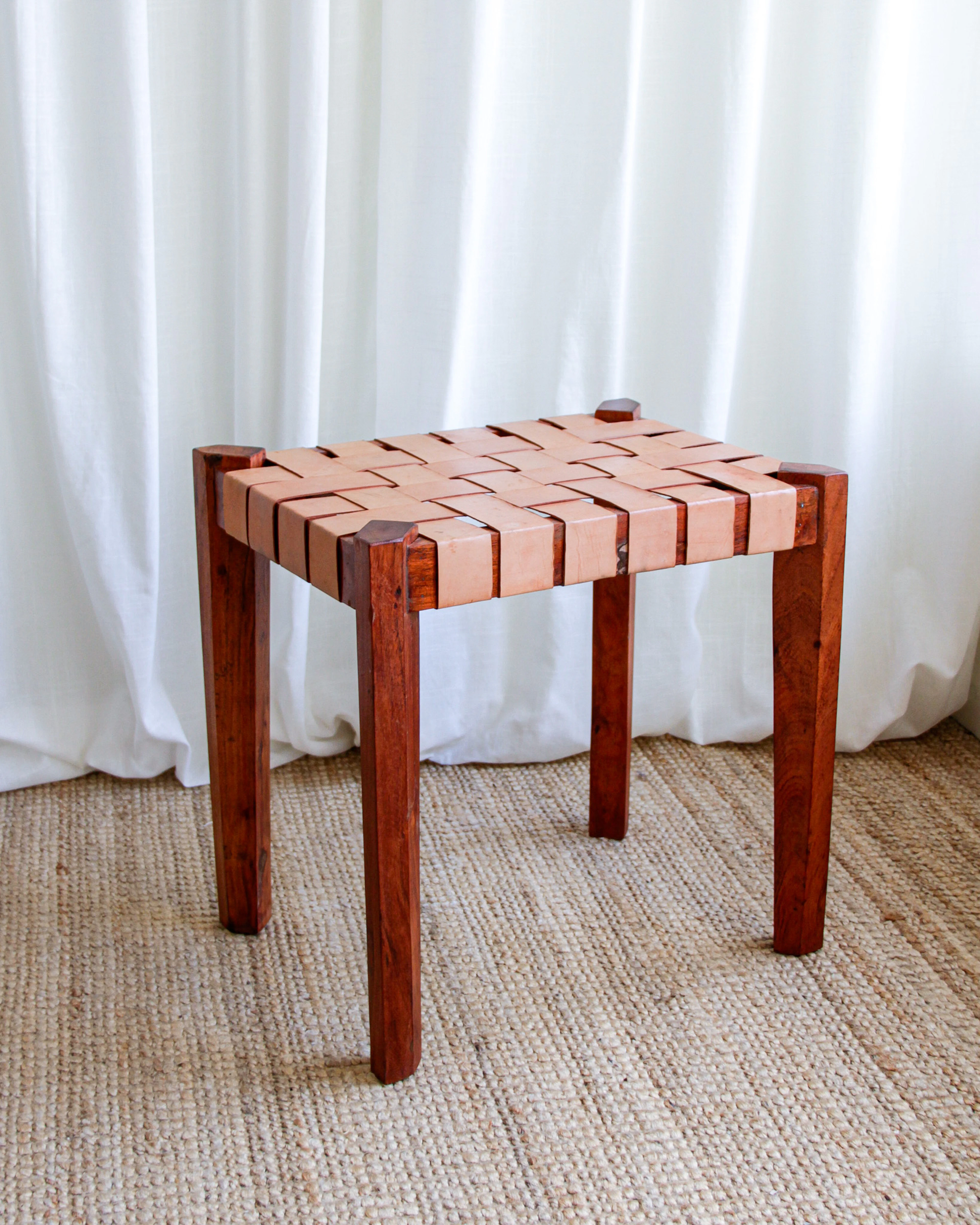 Pall, flätad lädersits och lackerad teak