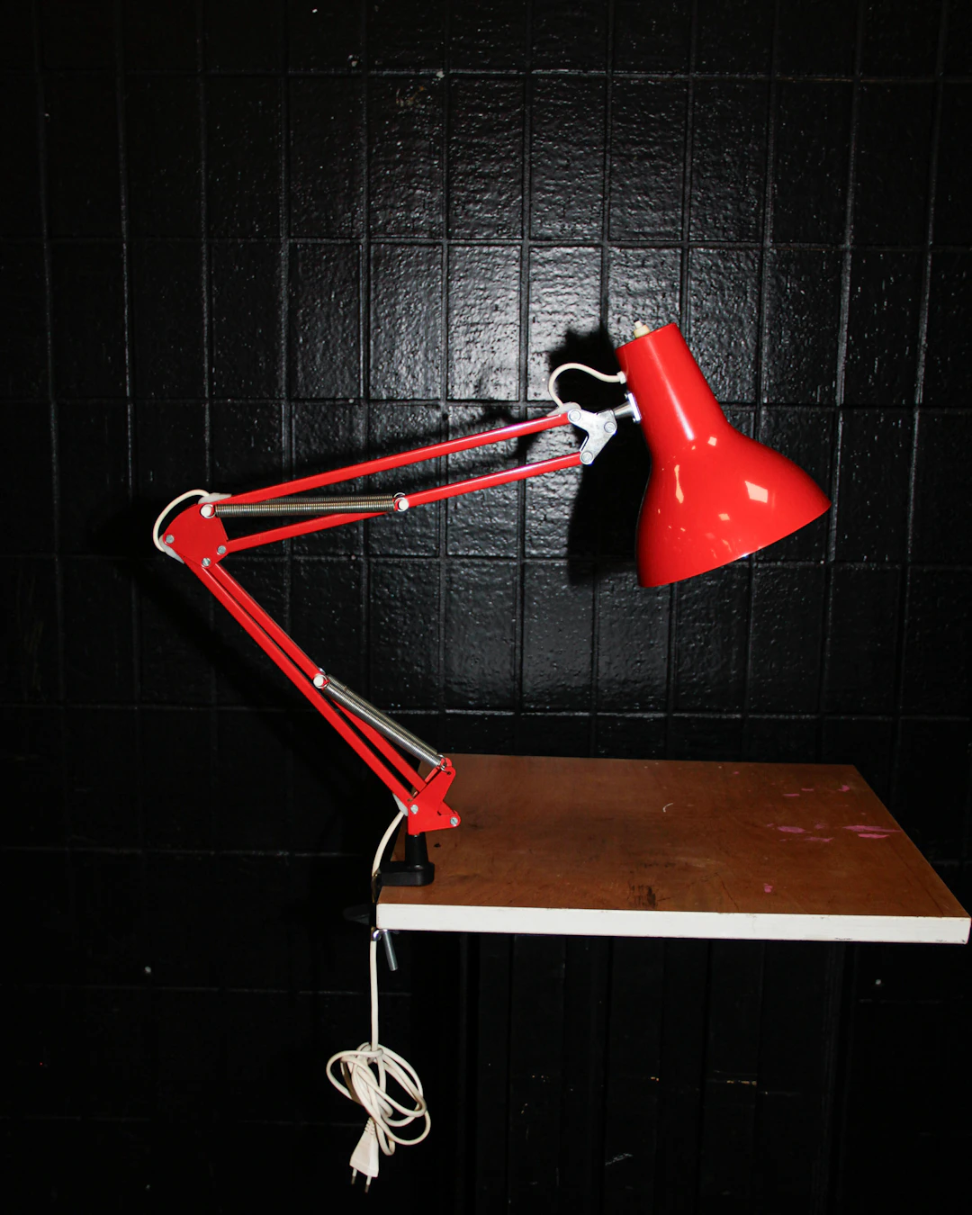 Bordslampa, röd plåt, Pileprodukter, Landskrona