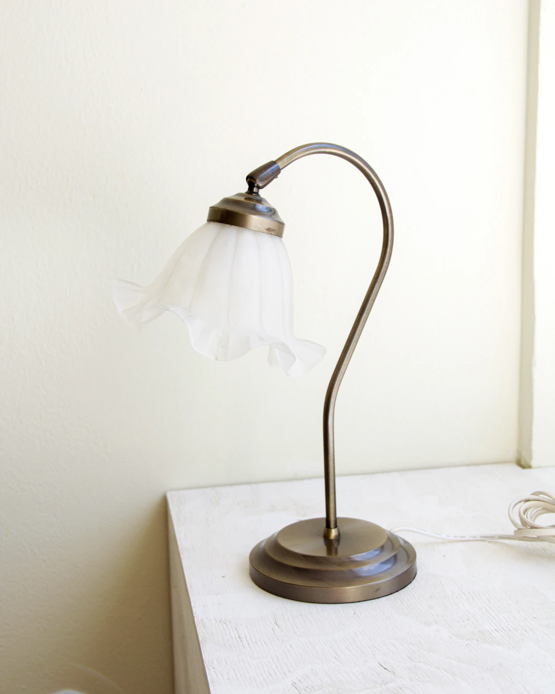 Bordslampa, art deco-stil, frostat glas och borstad metall