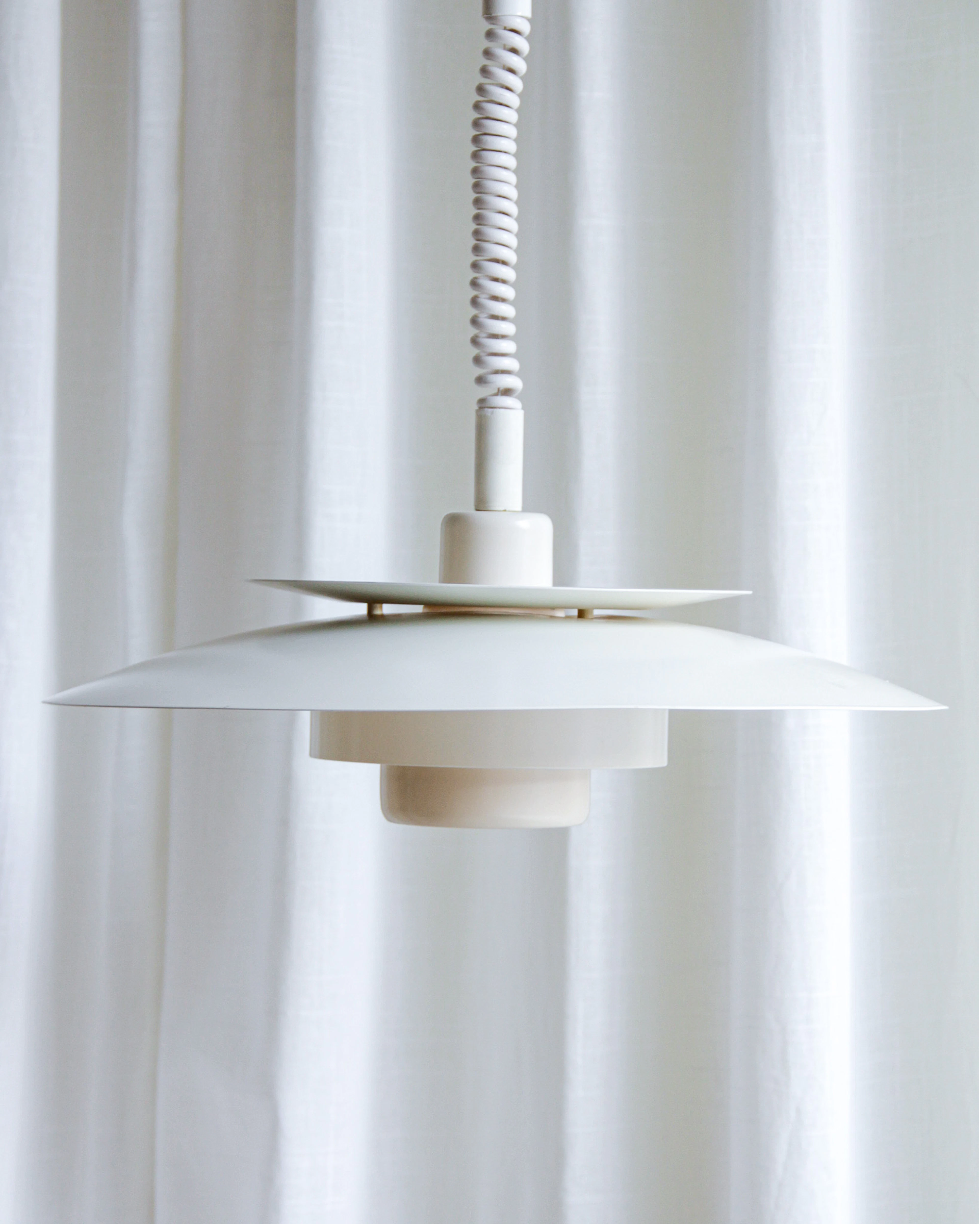 Taklampa, vitlackerad metall, IKEA, 1900-talets senare del