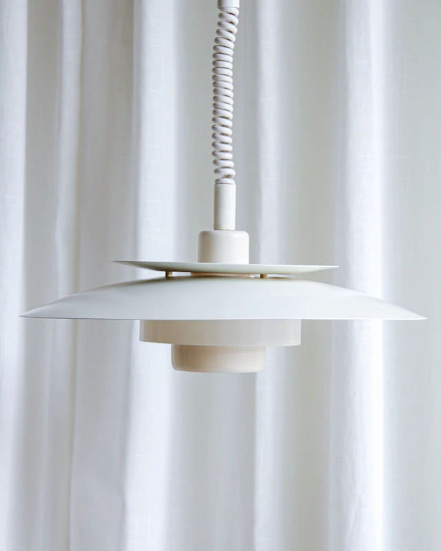 Taklampa, vitlackerad metall, IKEA, 1900-talets senare del