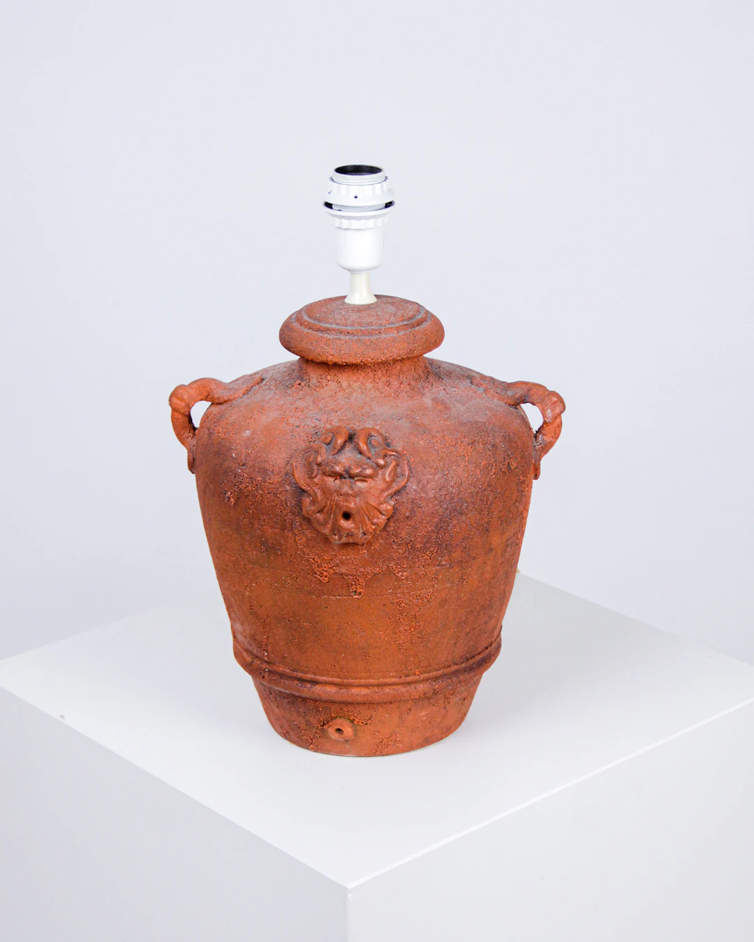 Bordslampa, gargoyler och öron, glaserat lergods