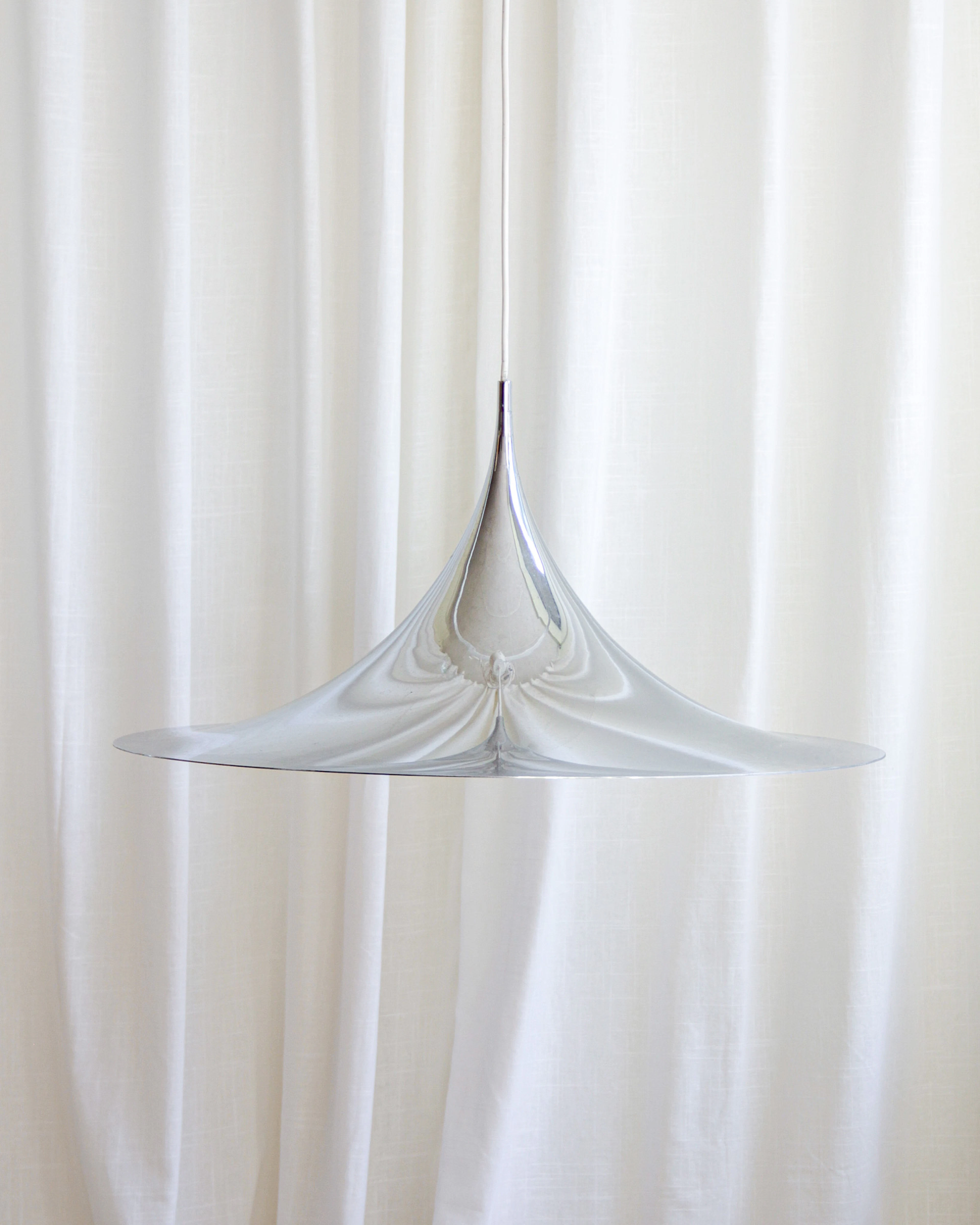 Taklampa, "Semipendel", Claes Bonderup & Torsten Thorup, kromad plåt, Danmark