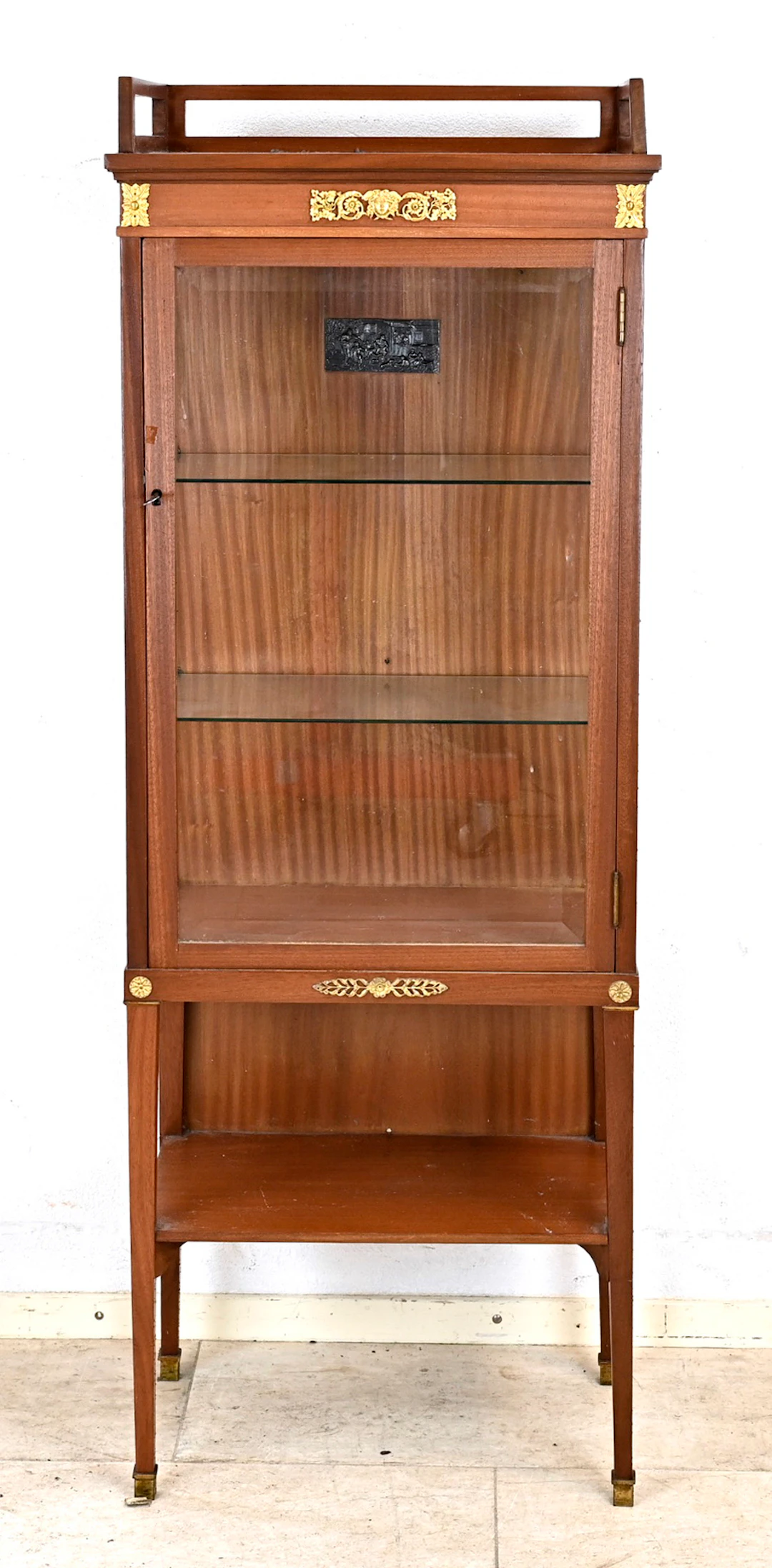Vitrine im Empirestill um 1900, M