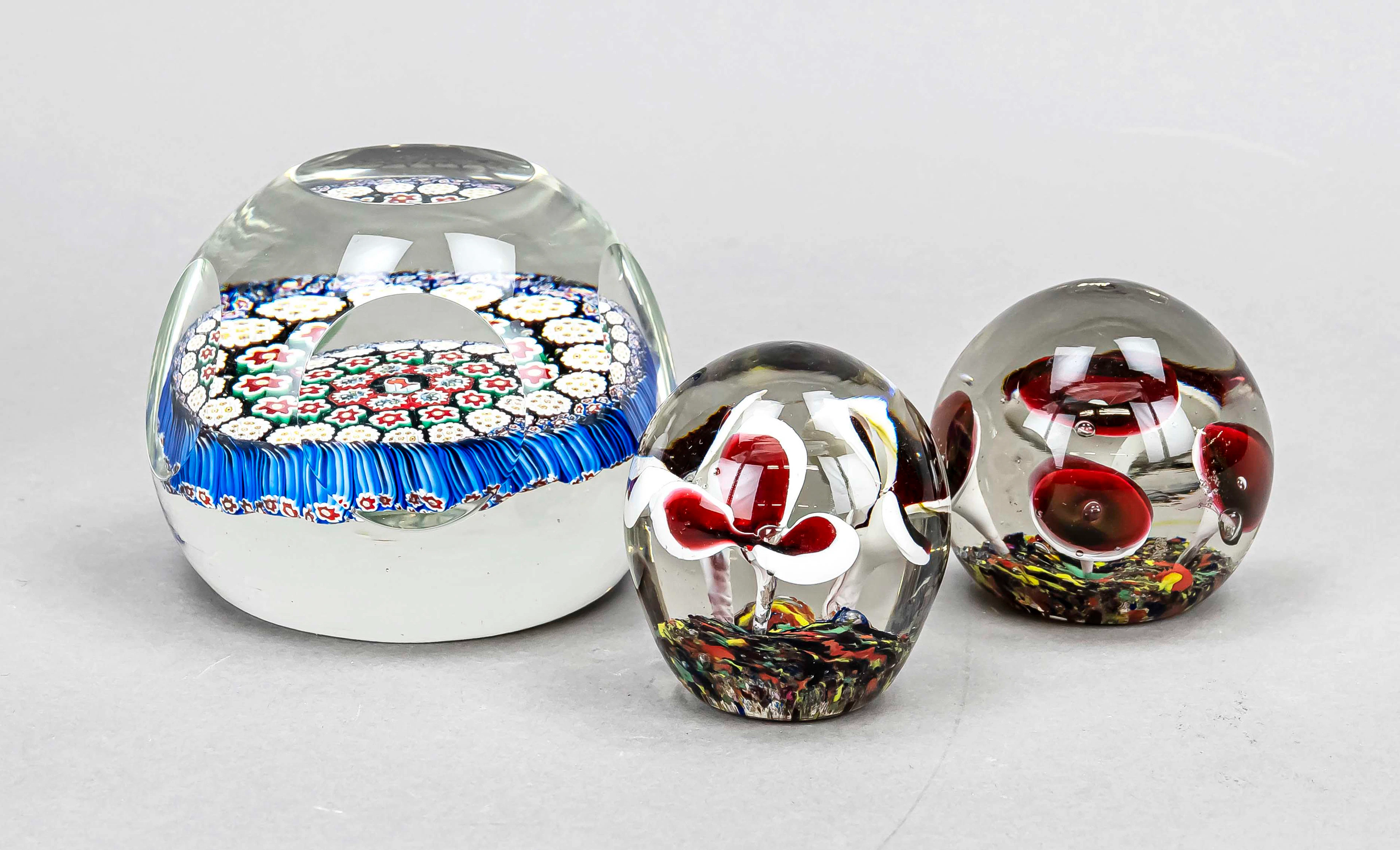 Drei Paperweights, 2. H. 20. Jh.