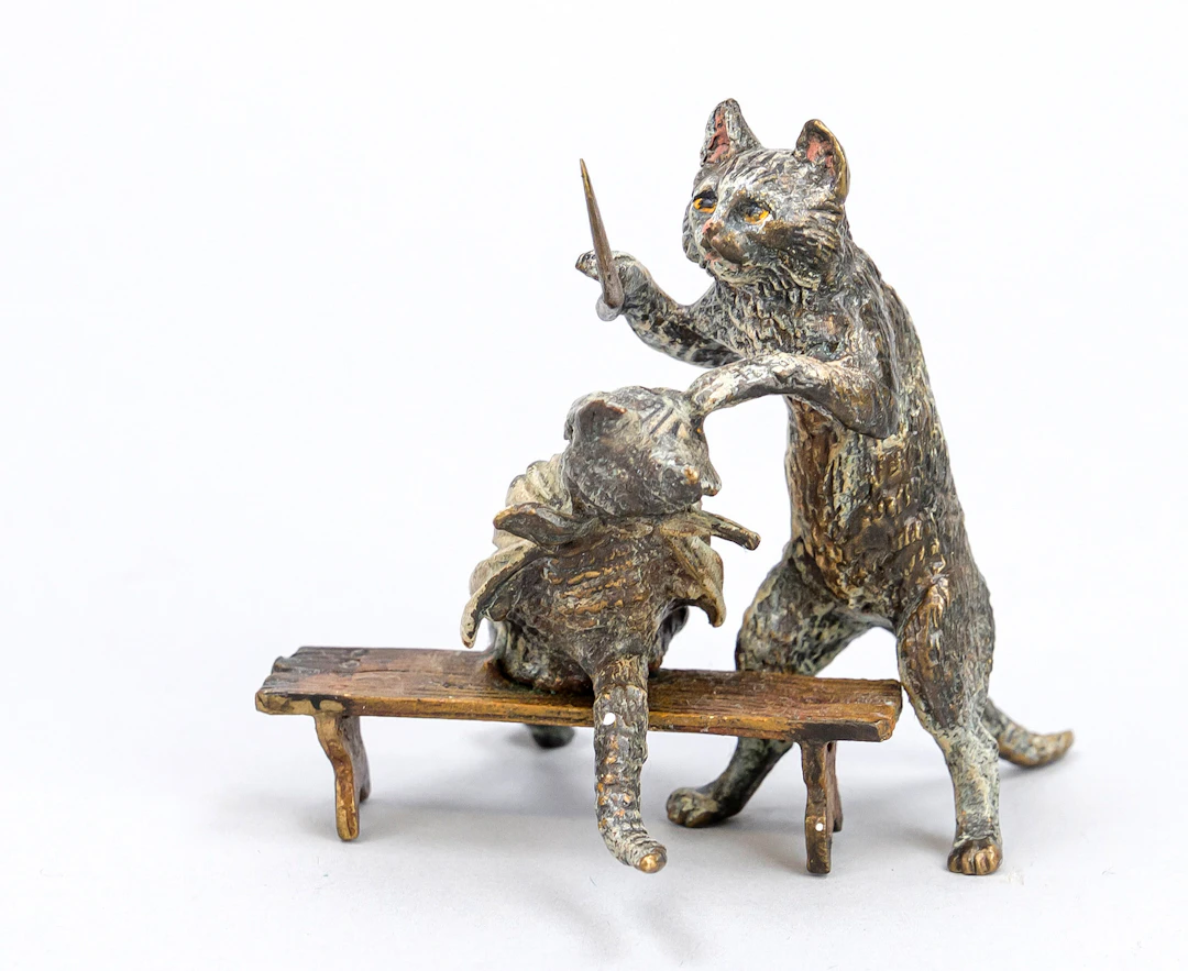 Wiener Bronze, 20. Jh., Katzen ei