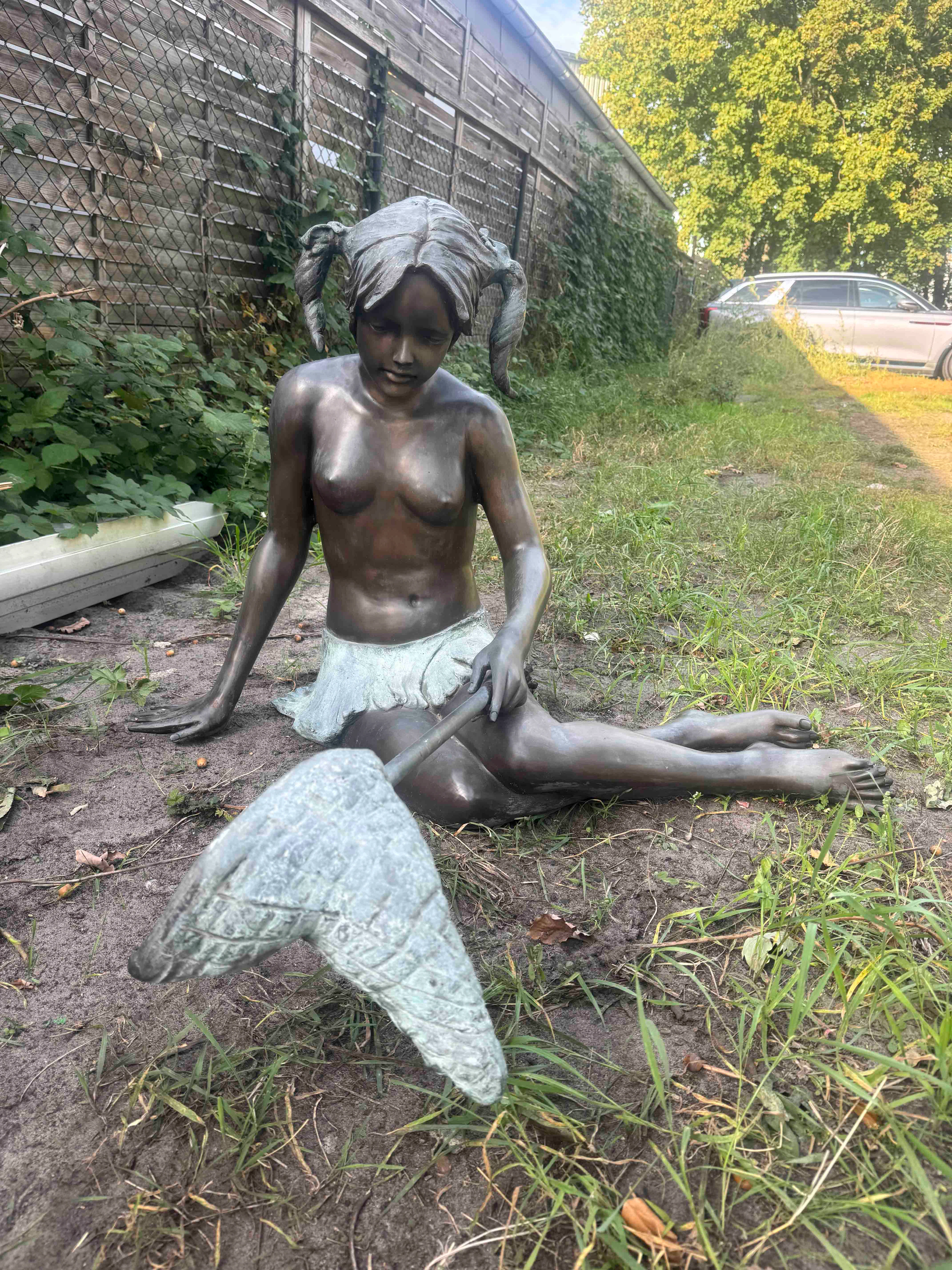Gartenfigur sitzender Akt, Frau m