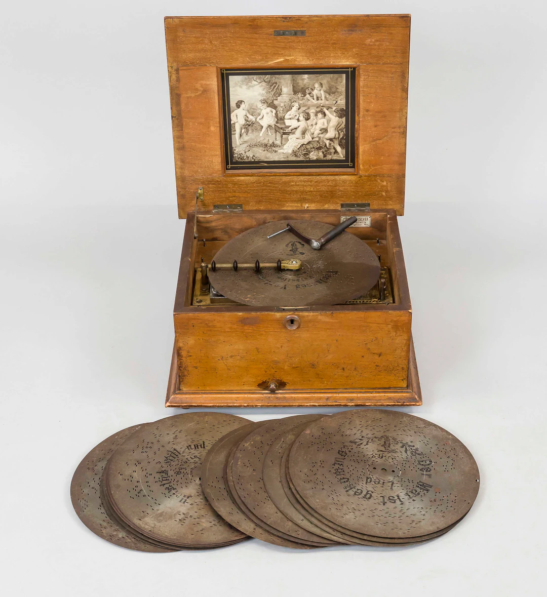 Polyphon mit zahlreichen Lochplat