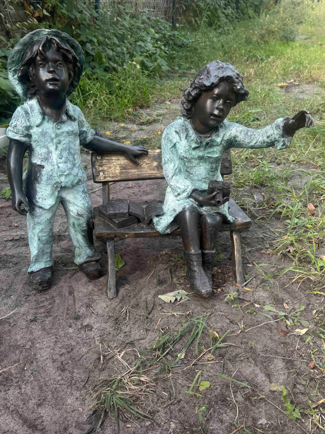 Gartenfigur Junge und Mädchen auf