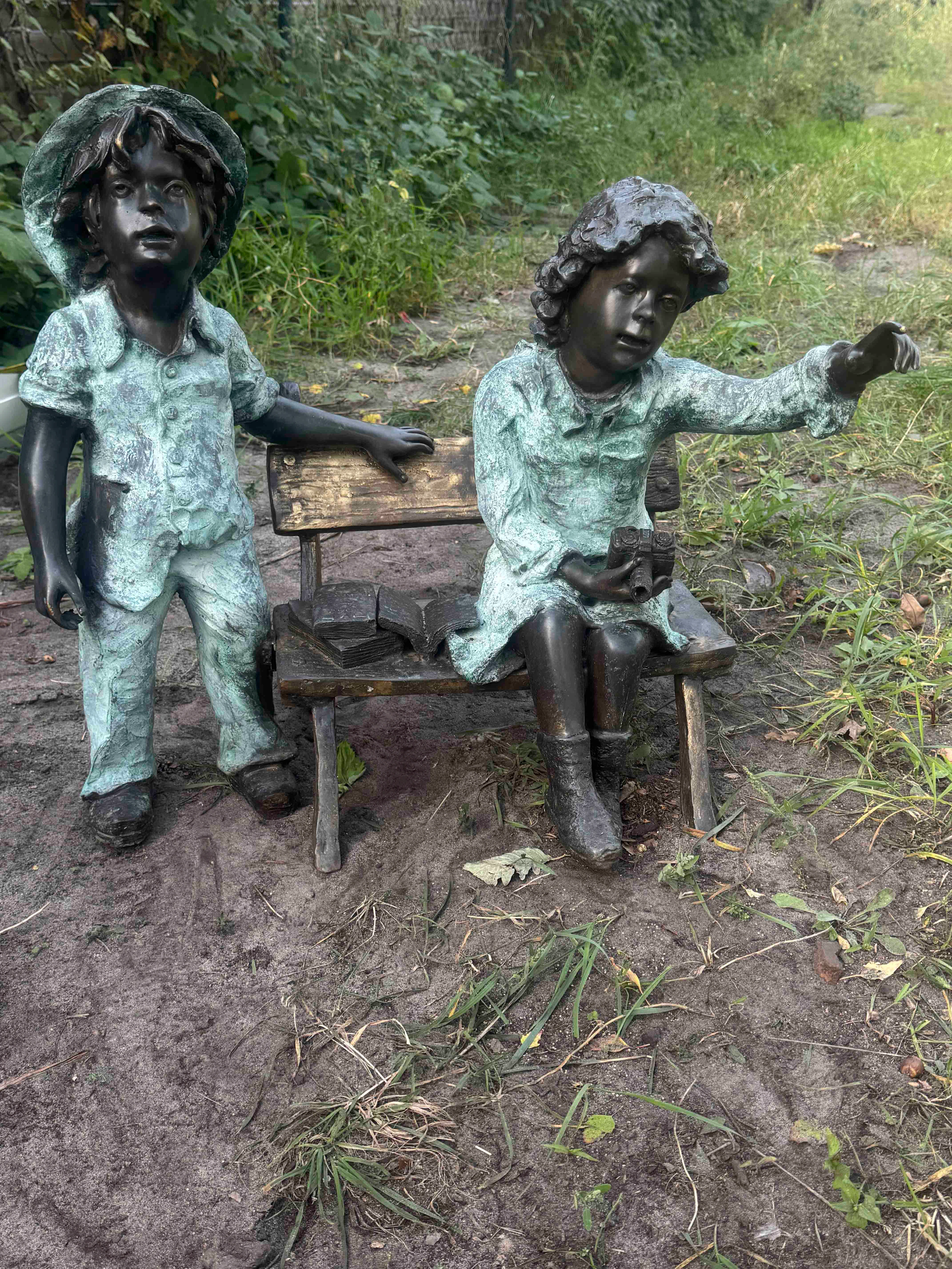 Gartenfigur Junge und Mädchen auf