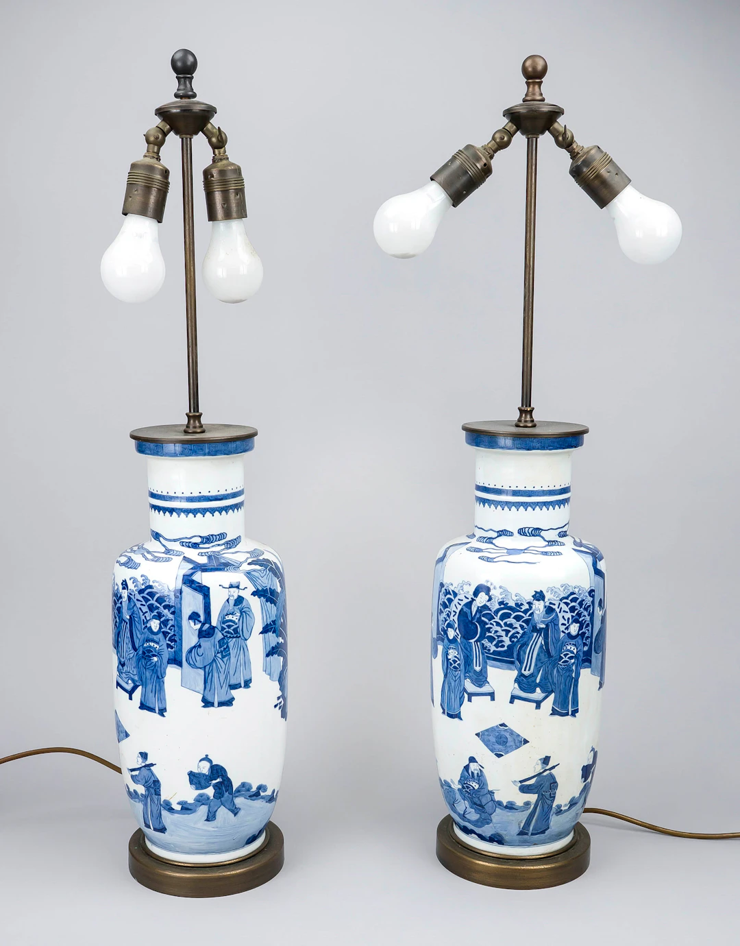 Paar blau-weiße Vasenlampen im Ka