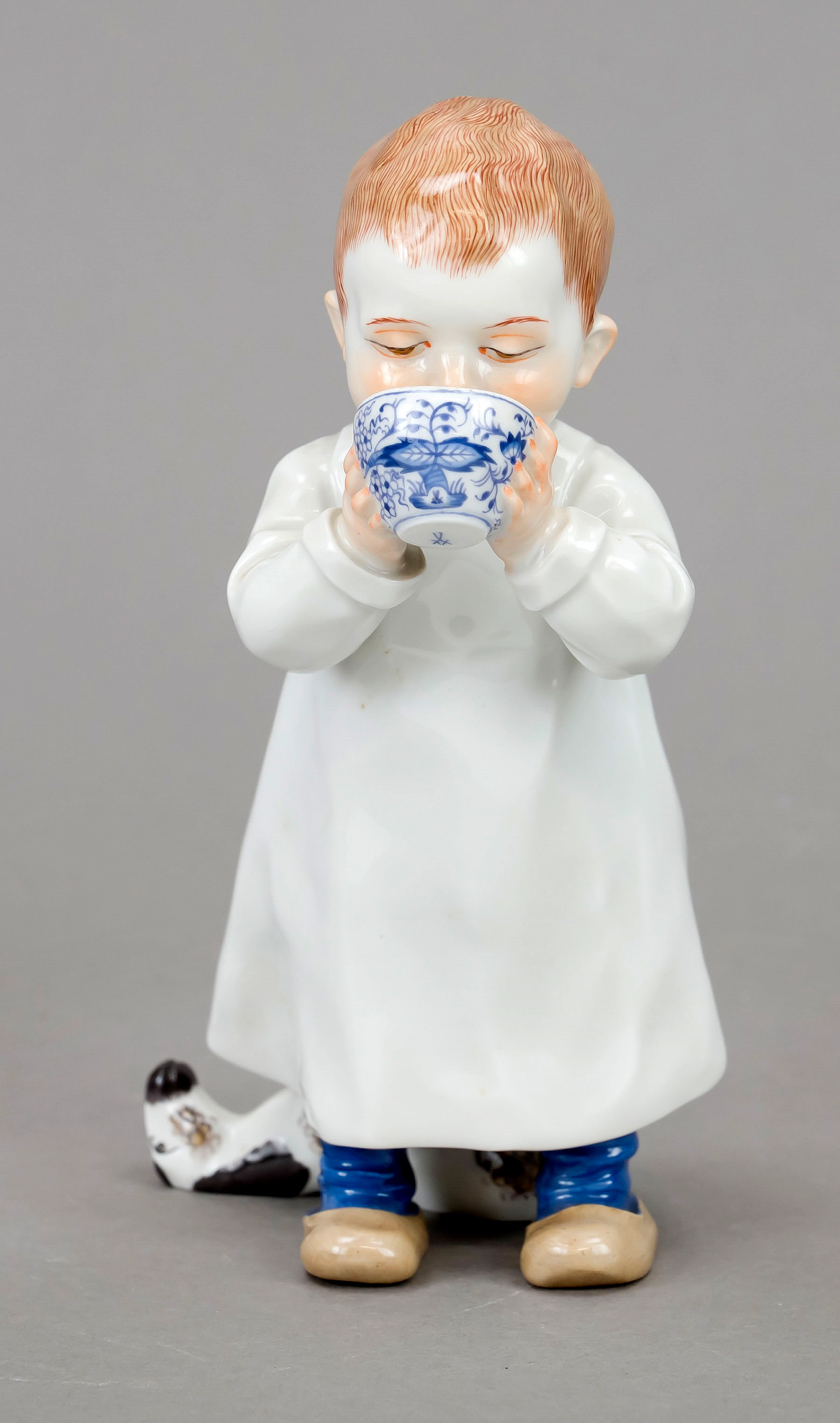 Kind, aus einer Tasse trinkend, M
