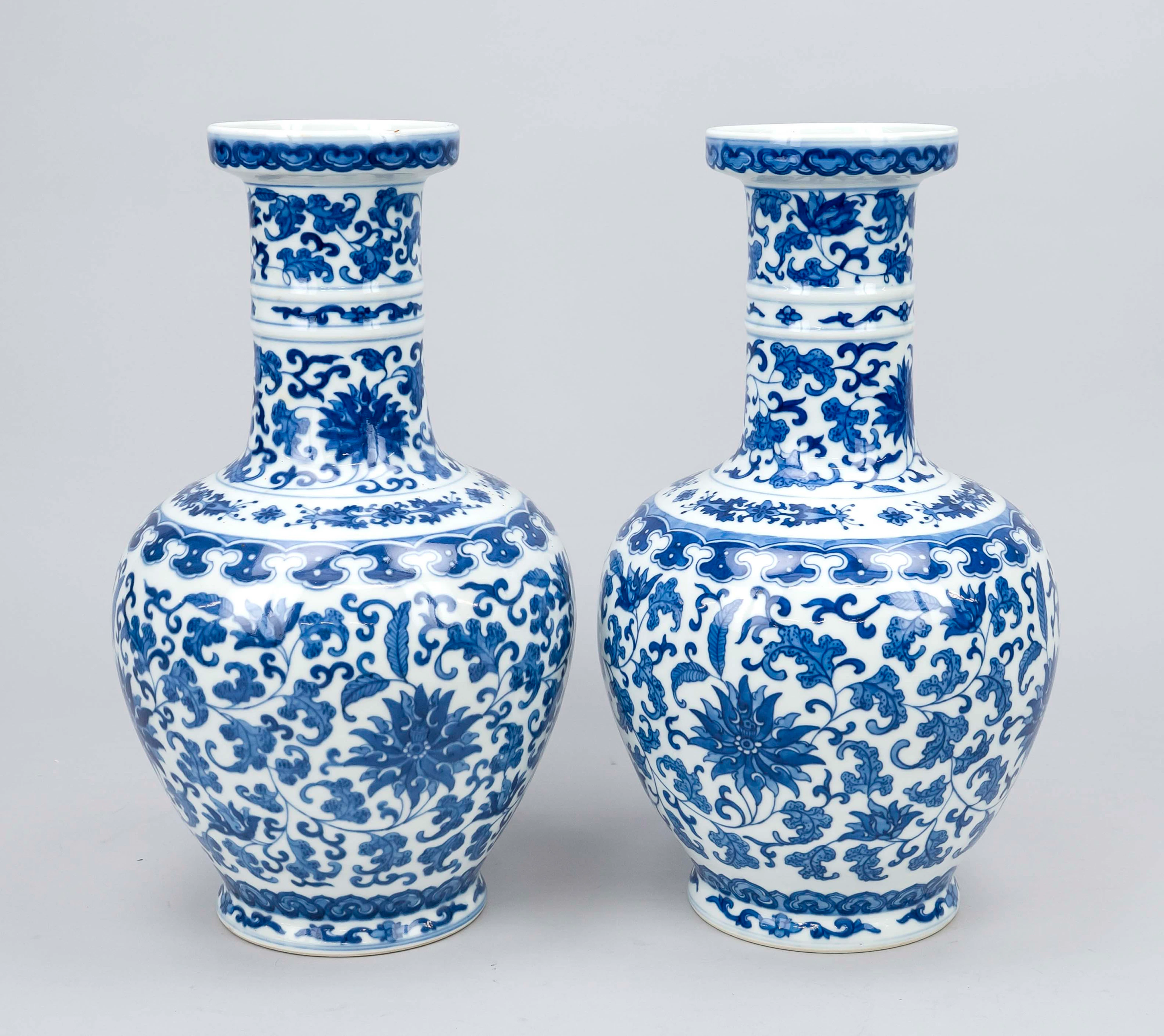 Paar blau-weiße Vasen, China, 20.